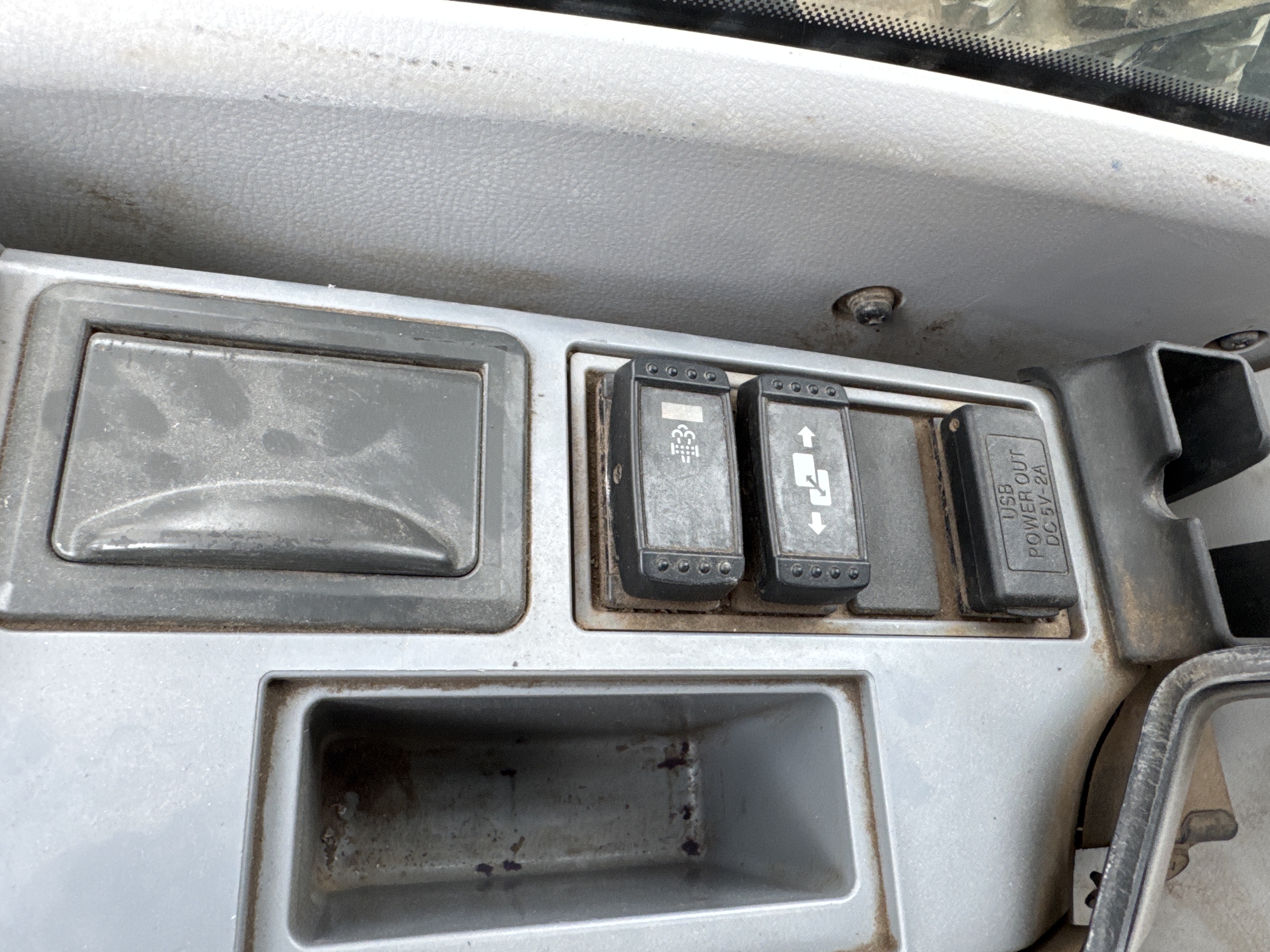 MDX-018-Hitachi-ZX225USRLC-6-Medium-excavators-inspection-Cabin-Electronic-instrument-board-1