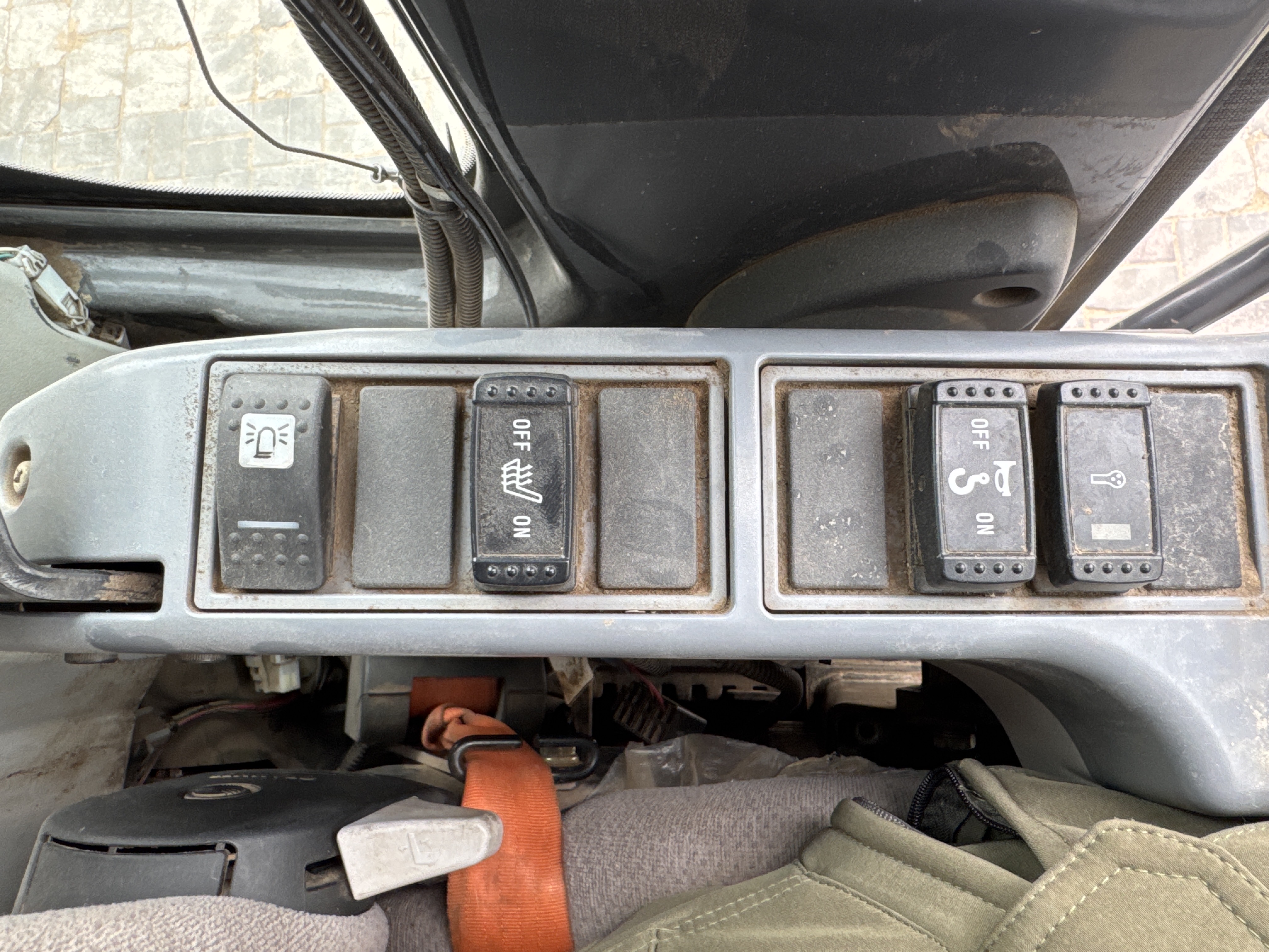 MDX-018-Hitachi-ZX225USRLC-6-Medium-excavators-inspection-Cabin-Electronic-instrument-board-1