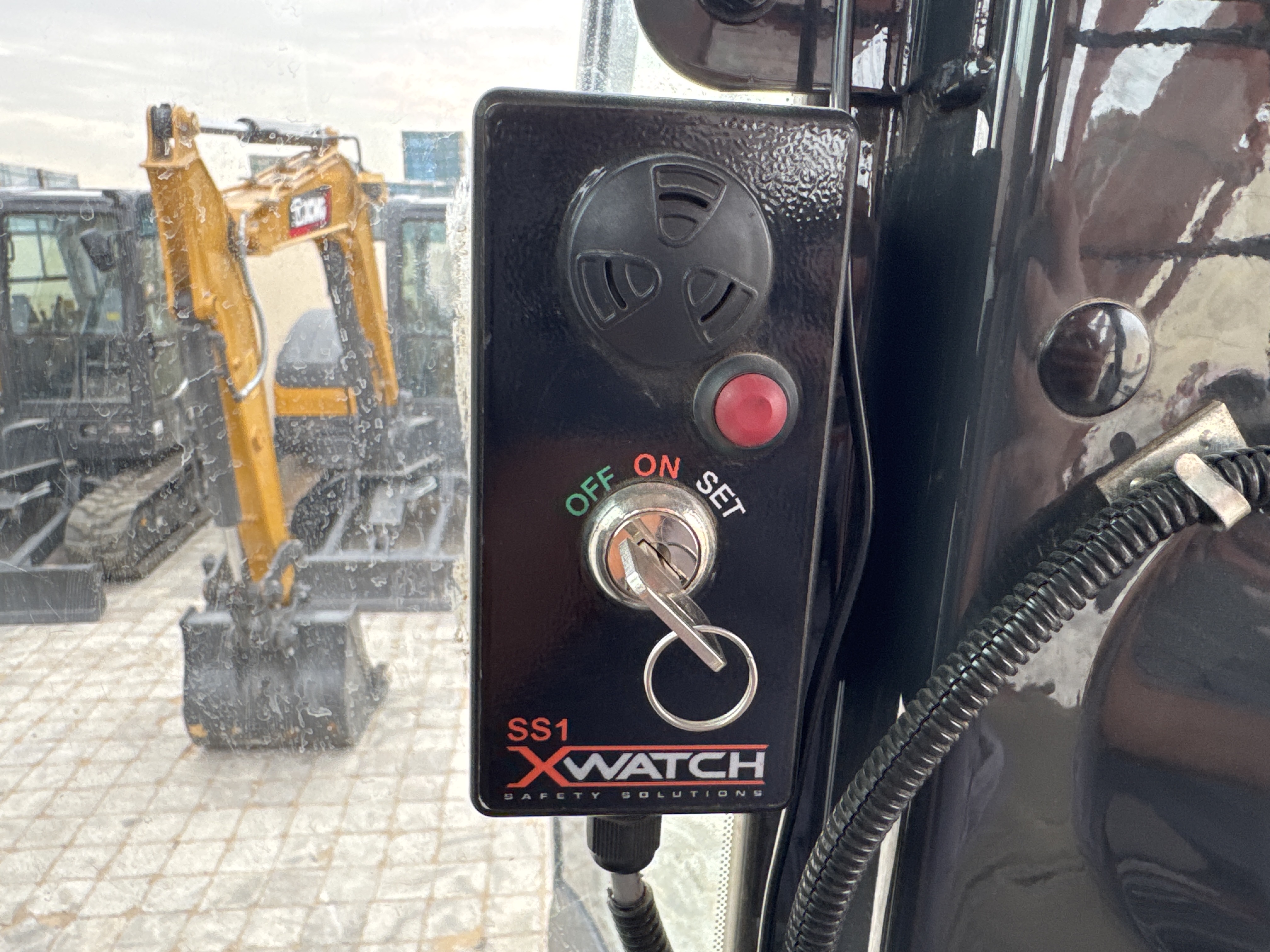 MDX-018-Hitachi-ZX225USRLC-6-Medium-excavators-inspection-Cabin-Electronic-instrument-board-1