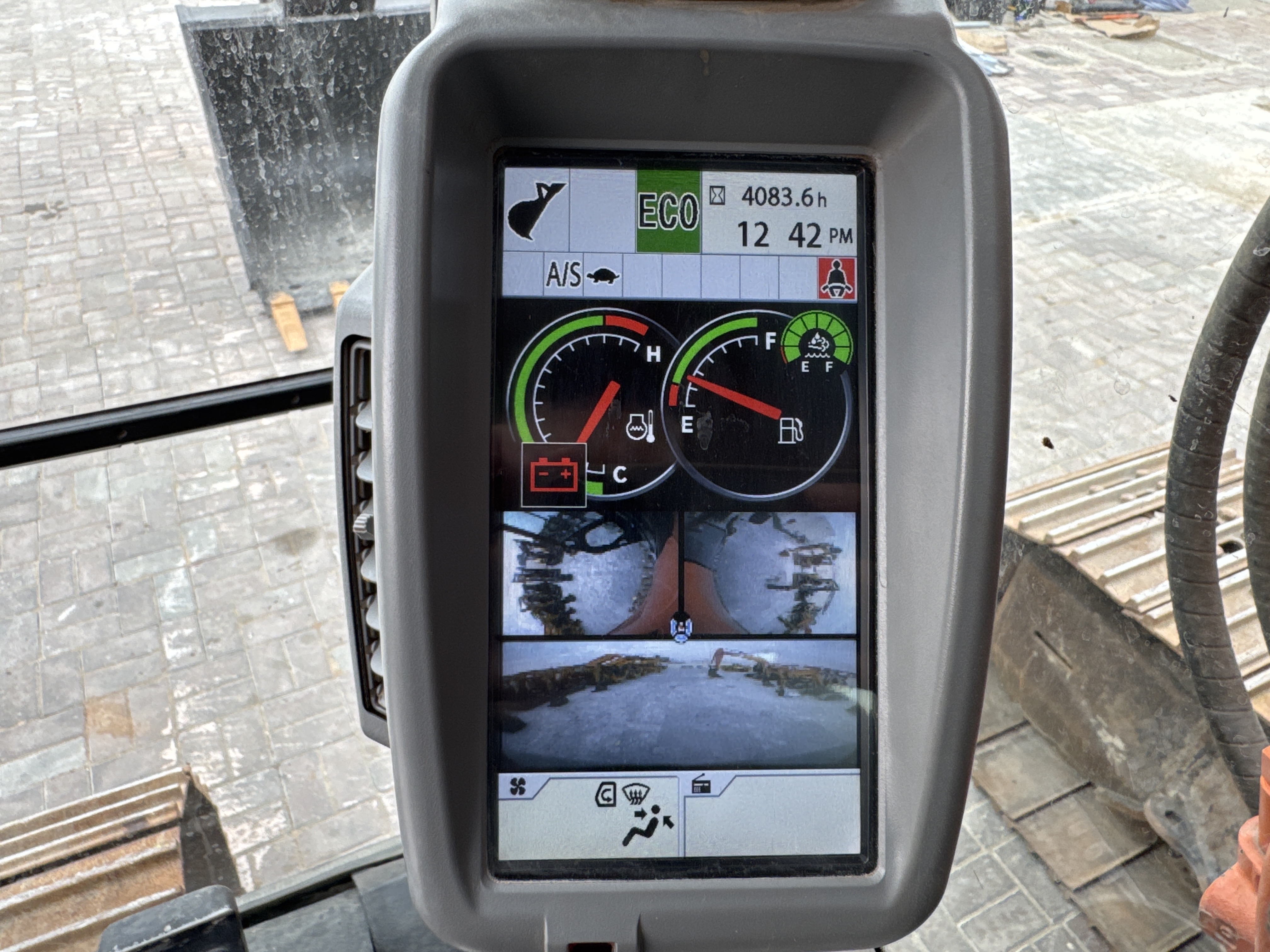 MDX-018-Hitachi-ZX225USRLC-6-Medium-excavators-inspection-Cabin-Instrument-cluster-1