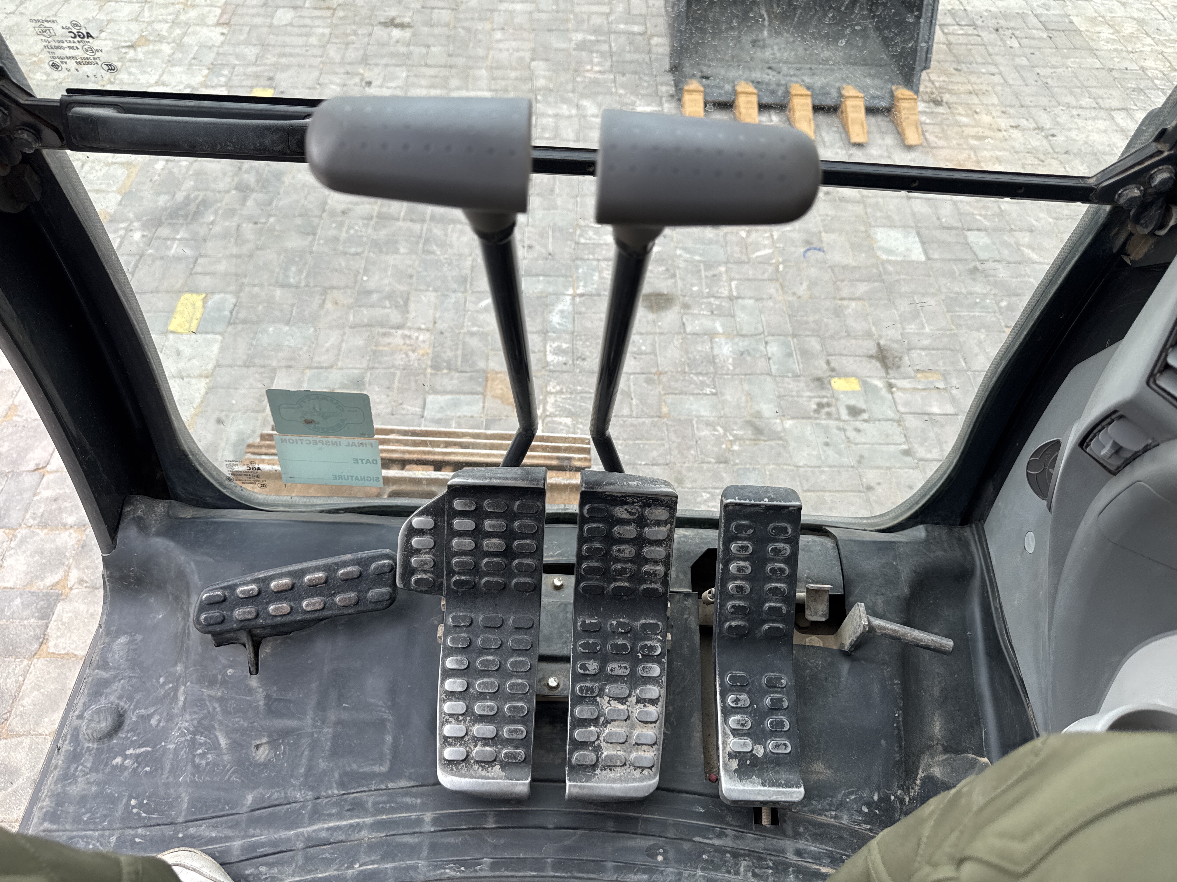 MDX-018-Hitachi-ZX225USRLC-6-Medium-excavators-inspection-Cabin-Pedals-1
