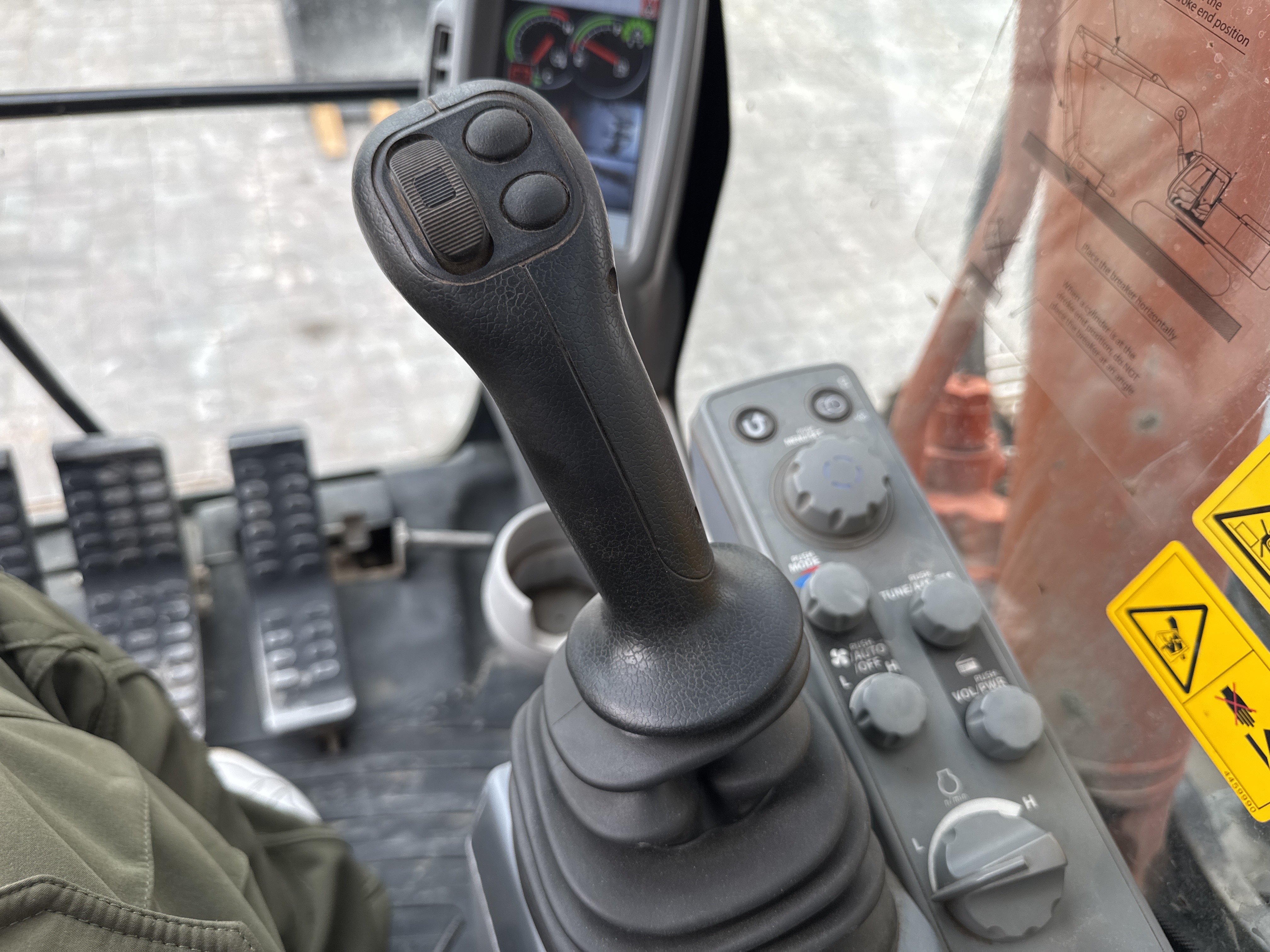 MDX-018-Hitachi-ZX225USRLC-6-Medium-excavators-inspection-Cabin-Joysticks-1