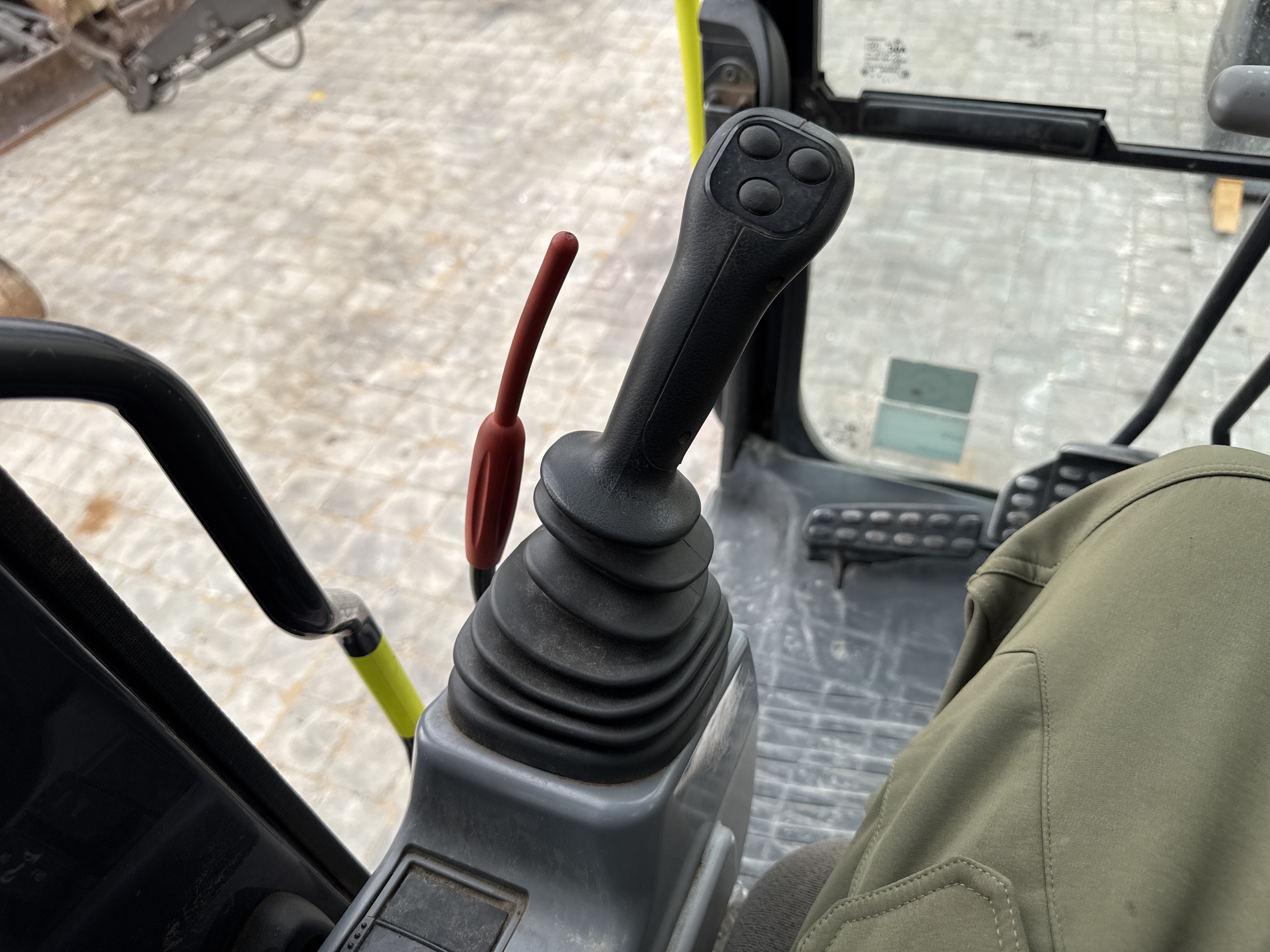 MDX-018-Hitachi-ZX225USRLC-6-Medium-excavators-inspection-Cabin-Joysticks-1