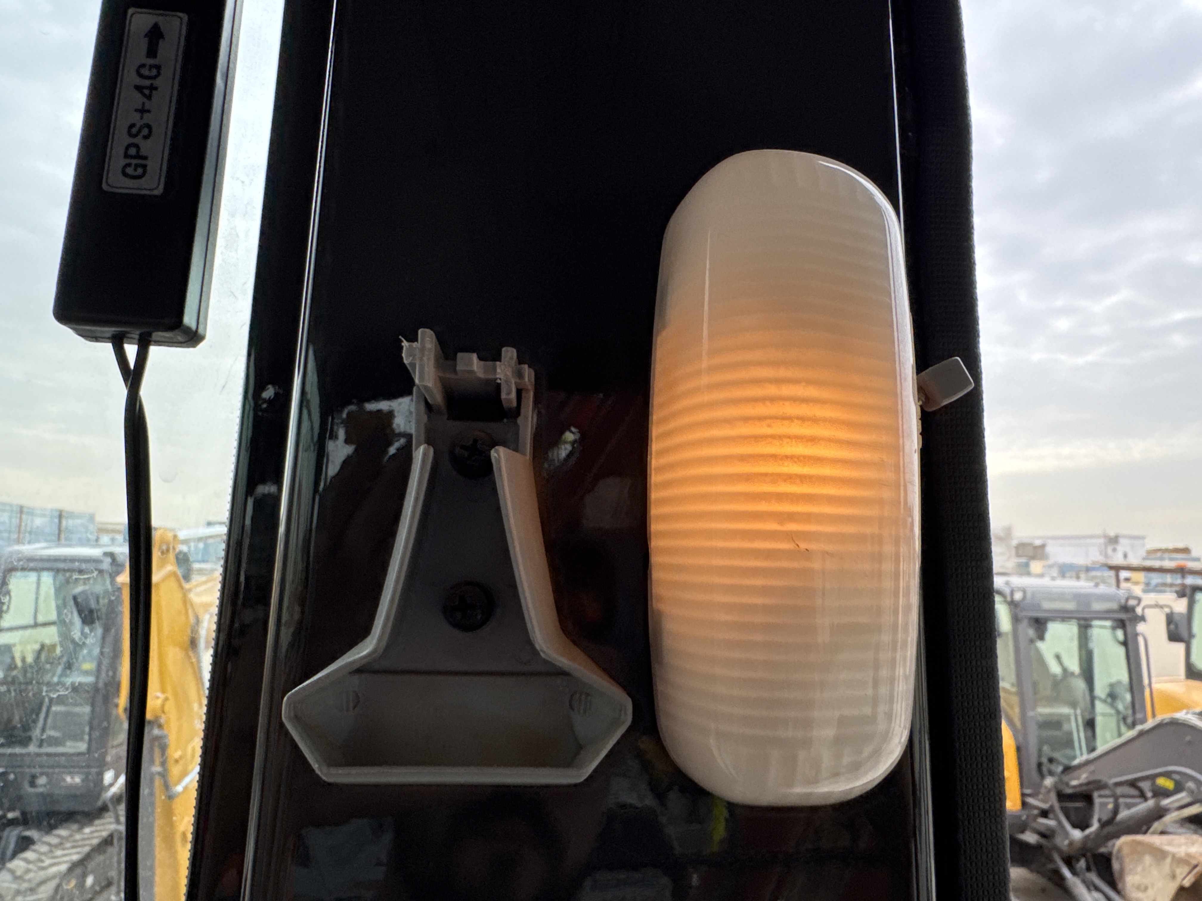 MDX-018-Hitachi-ZX225USRLC-6-Medium-excavators-inspection-Cabin-Cabin-light-1