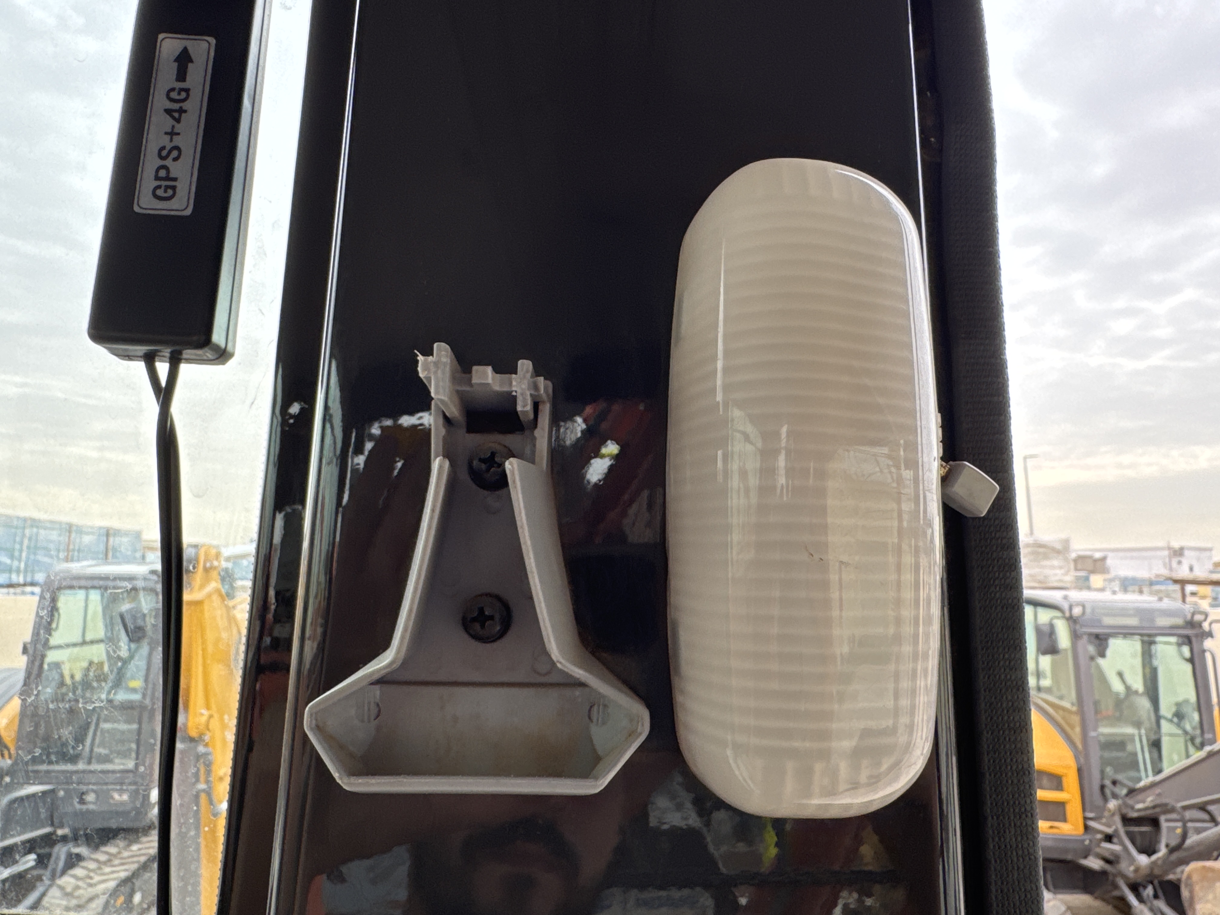MDX-018-Hitachi-ZX225USRLC-6-Medium-excavators-inspection-Cabin-Cabin-light-1