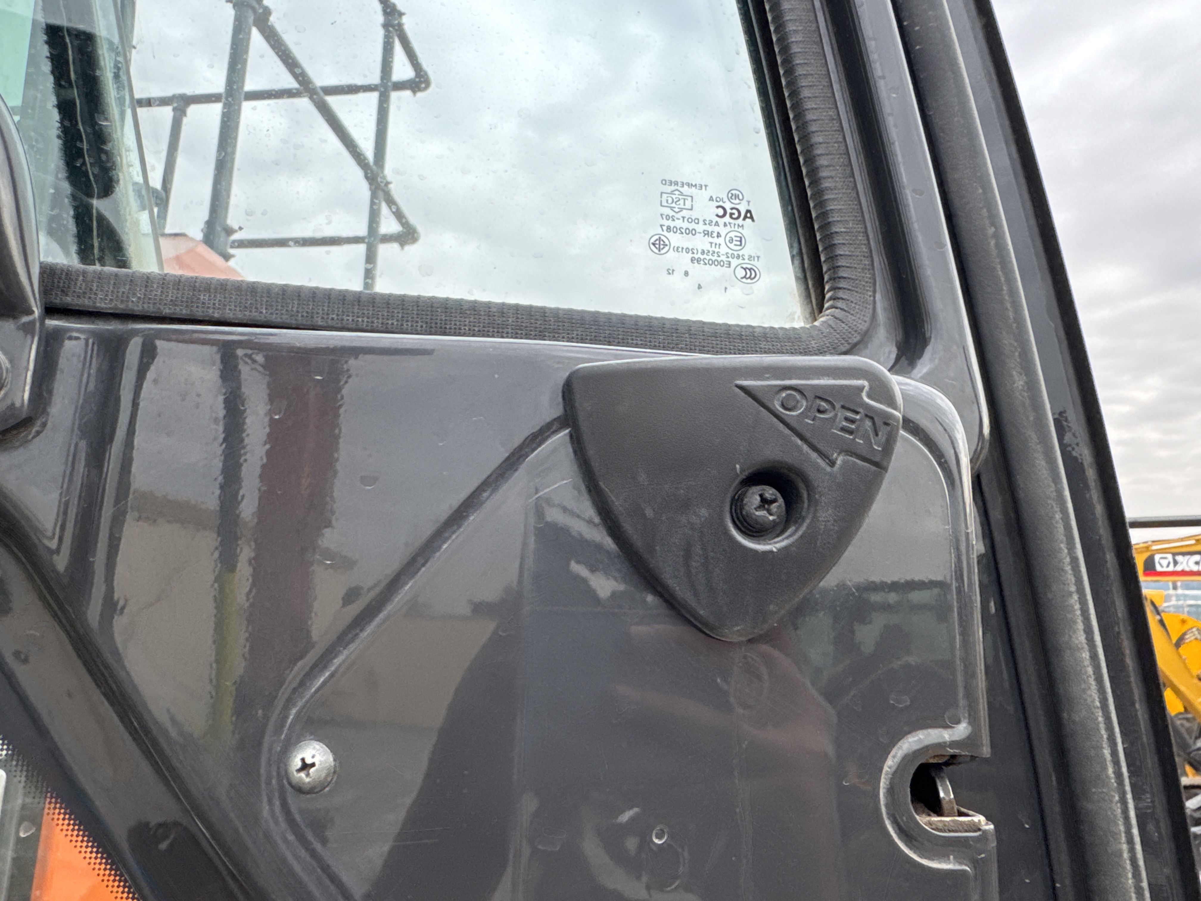 MDX-018-Hitachi-ZX225USRLC-6-Medium-excavators-inspection-Cabin-Door-handles-1