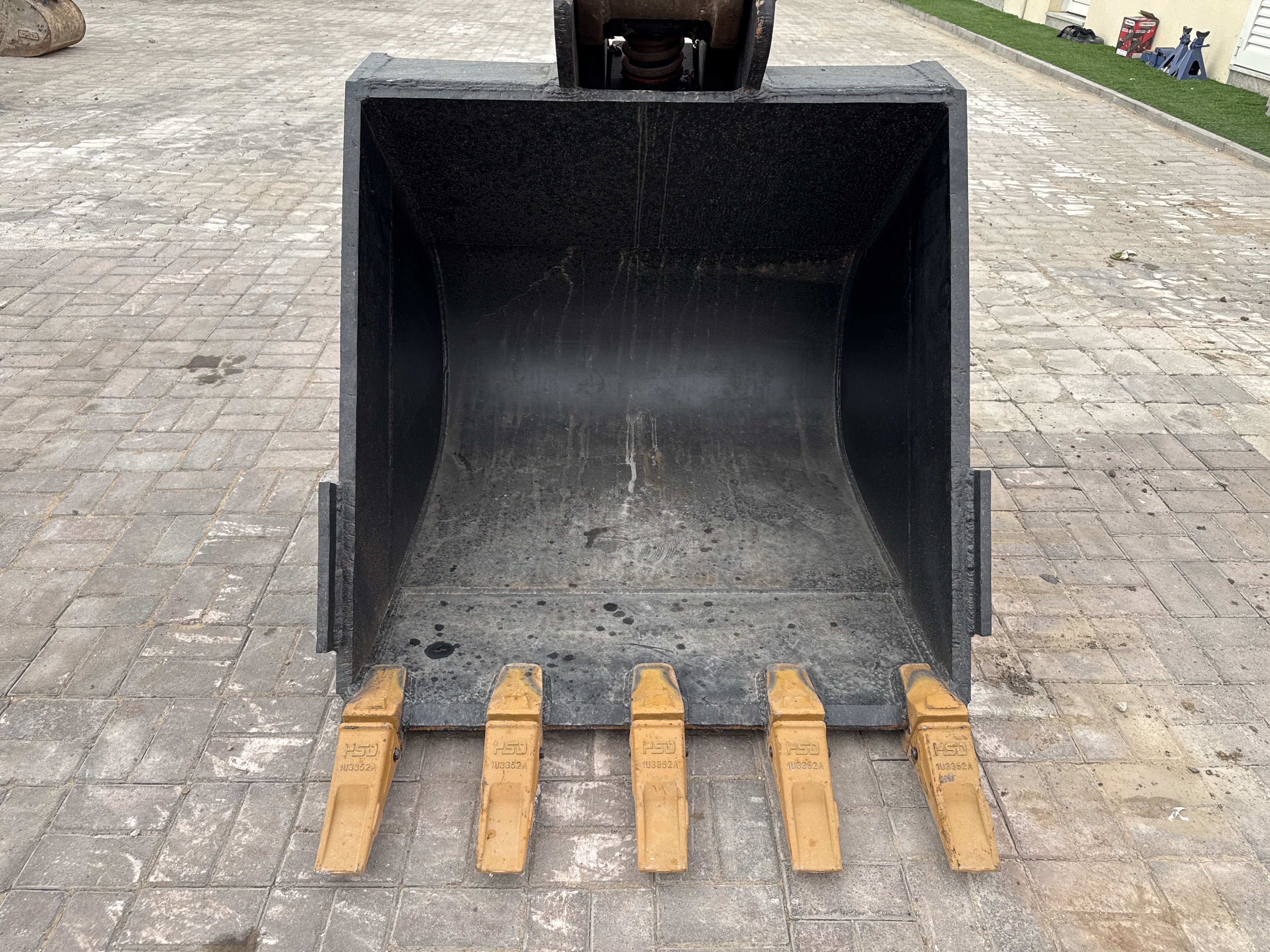 MDX-018-Hitachi-ZX225USRLC-6-Medium-excavators-inspection-Attachment-Excavator-bucket-1
