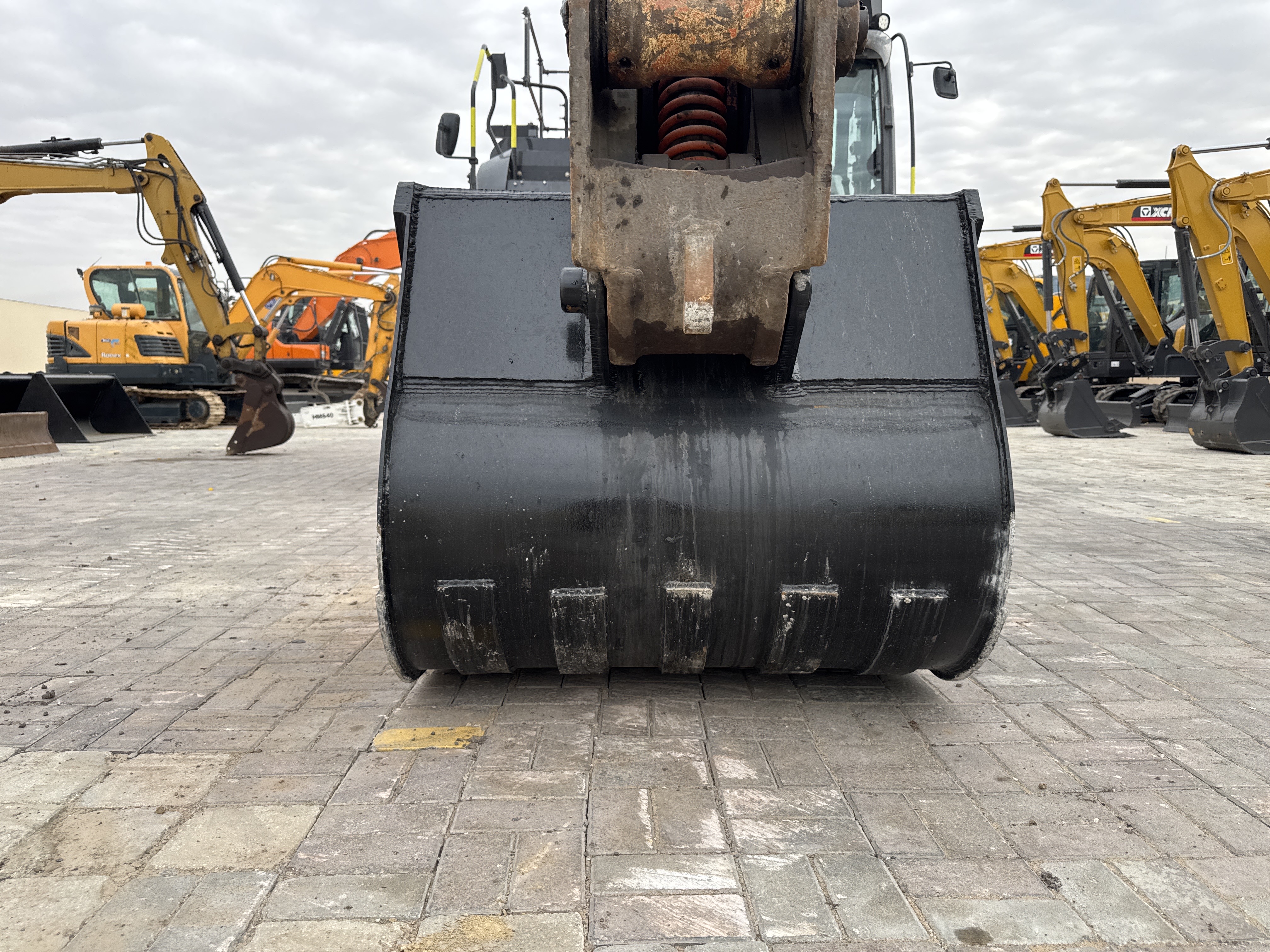 MDX-018-Hitachi-ZX225USRLC-6-Medium-excavators-inspection-Attachment-Excavator-bucket-1