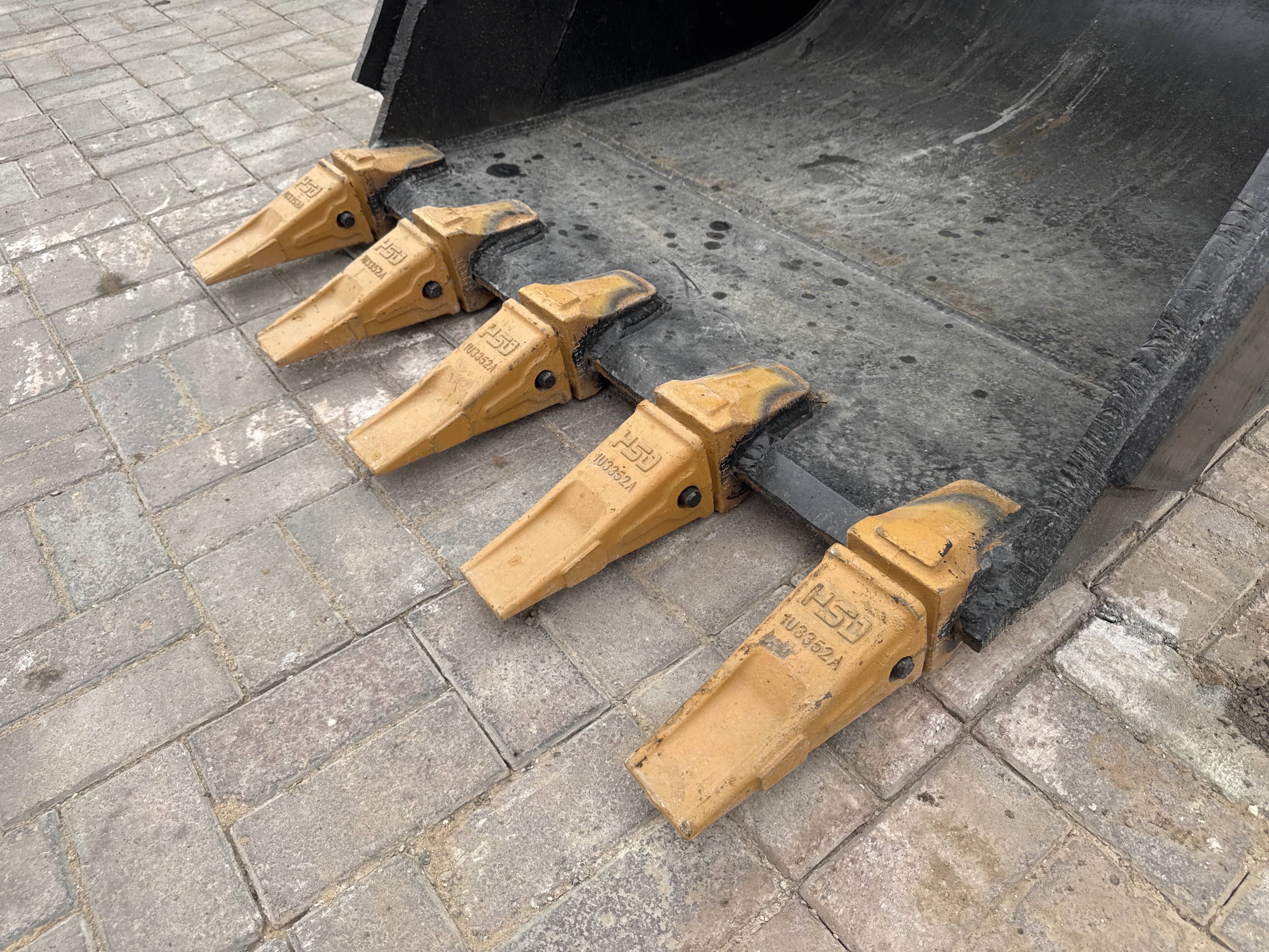 MDX-018-Hitachi-ZX225USRLC-6-Medium-excavators-inspection-Attachment-Excavator-bucket-teeth-condition-1