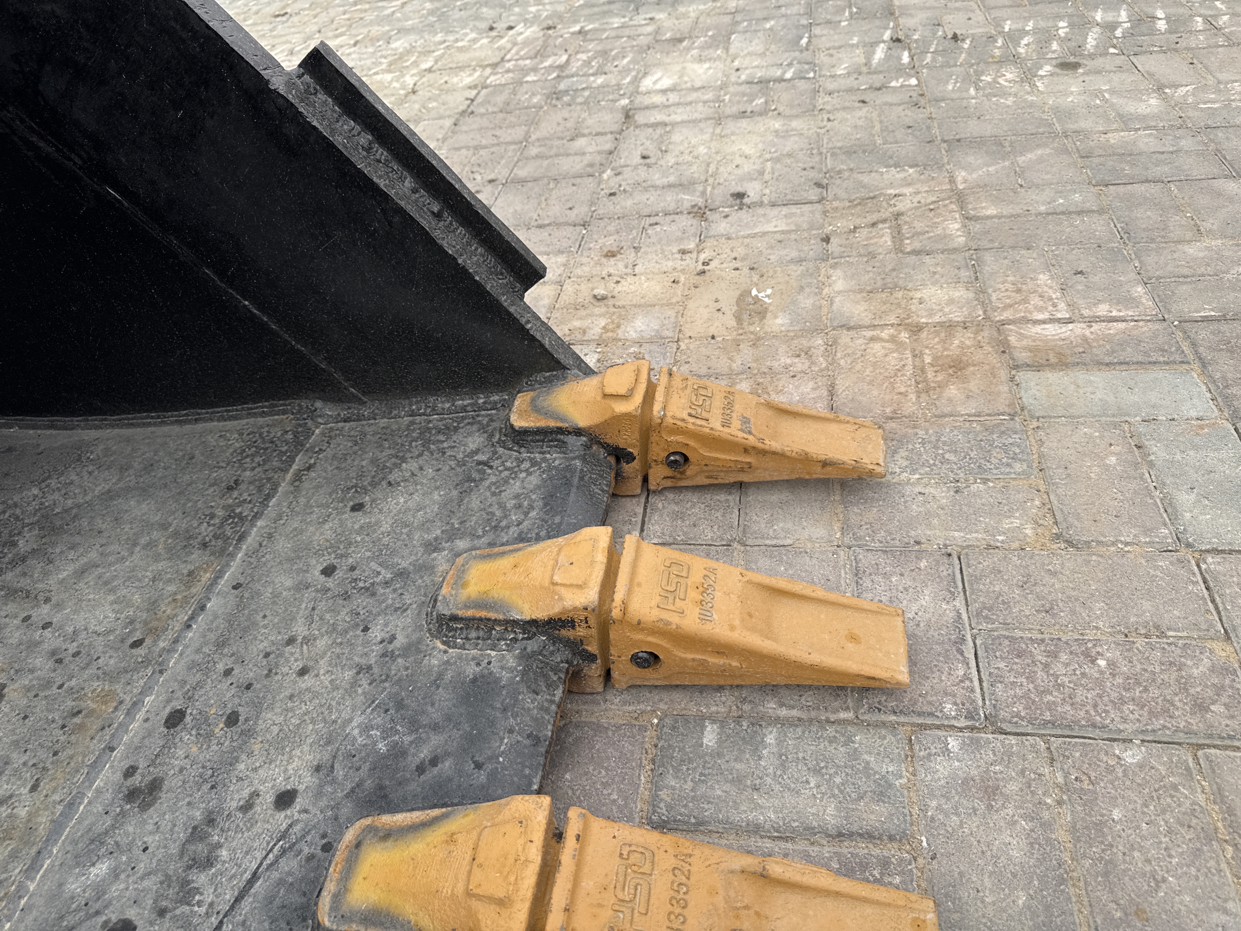 MDX-018-Hitachi-ZX225USRLC-6-Medium-excavators-inspection-Attachment-Excavator-bucket-teeth-condition-1