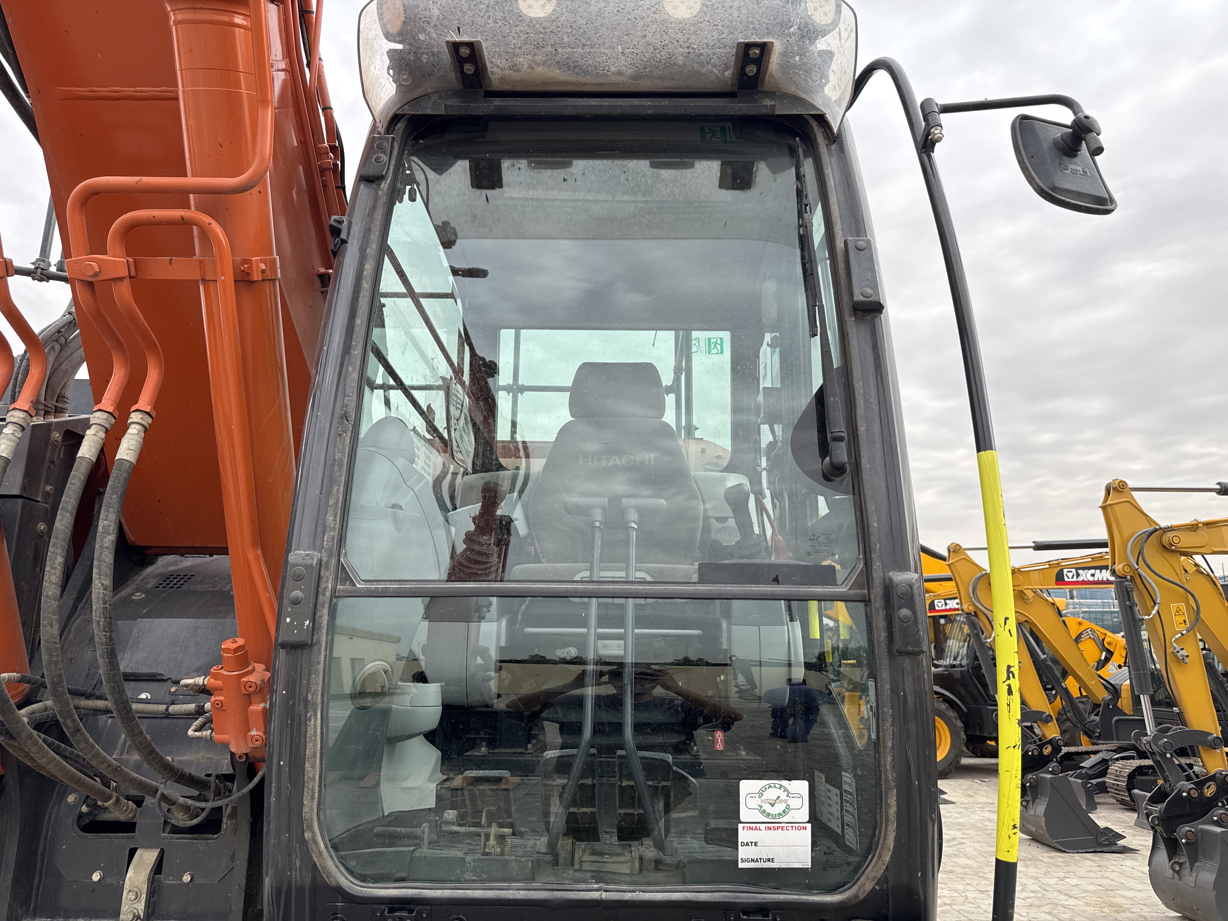 MDX-018-Hitachi-ZX225USRLC-6-Medium-excavators-inspection-Safety-Glass-1
