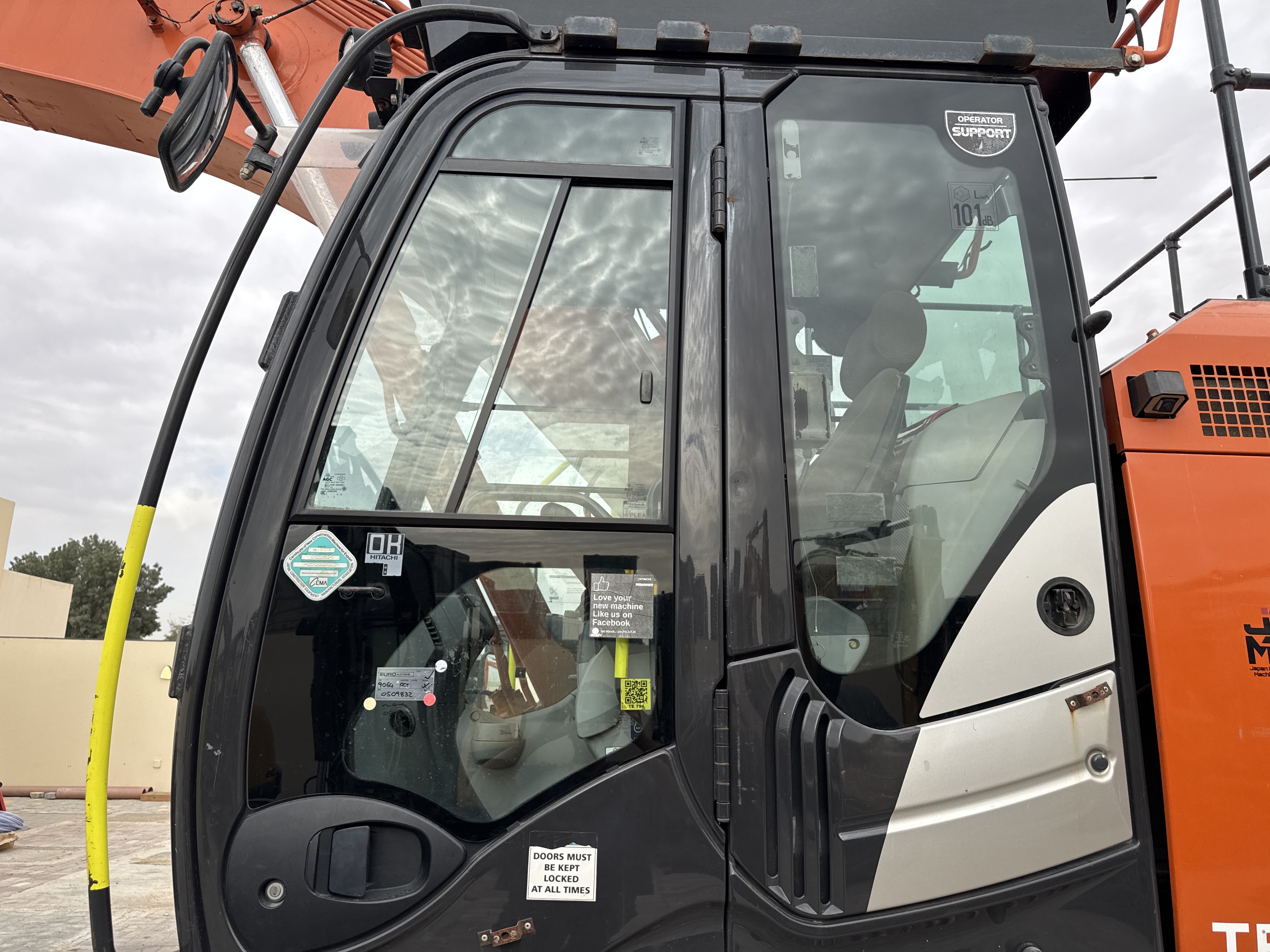 MDX-018-Hitachi-ZX225USRLC-6-Medium-excavators-inspection-Safety-Glass-1