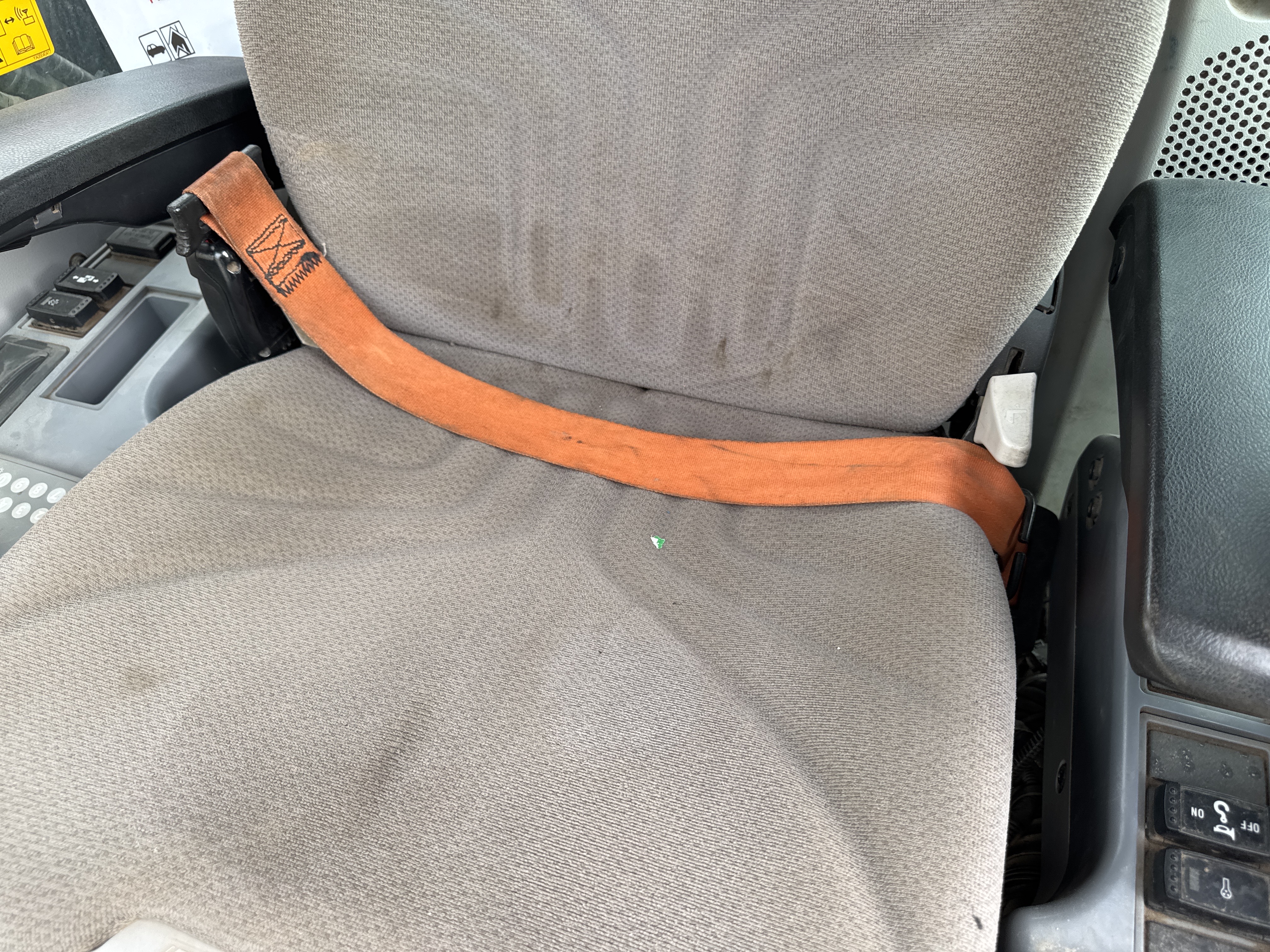 MDX-018-Hitachi-ZX225USRLC-6-Medium-excavators-inspection-Safety-Seat-belts-1