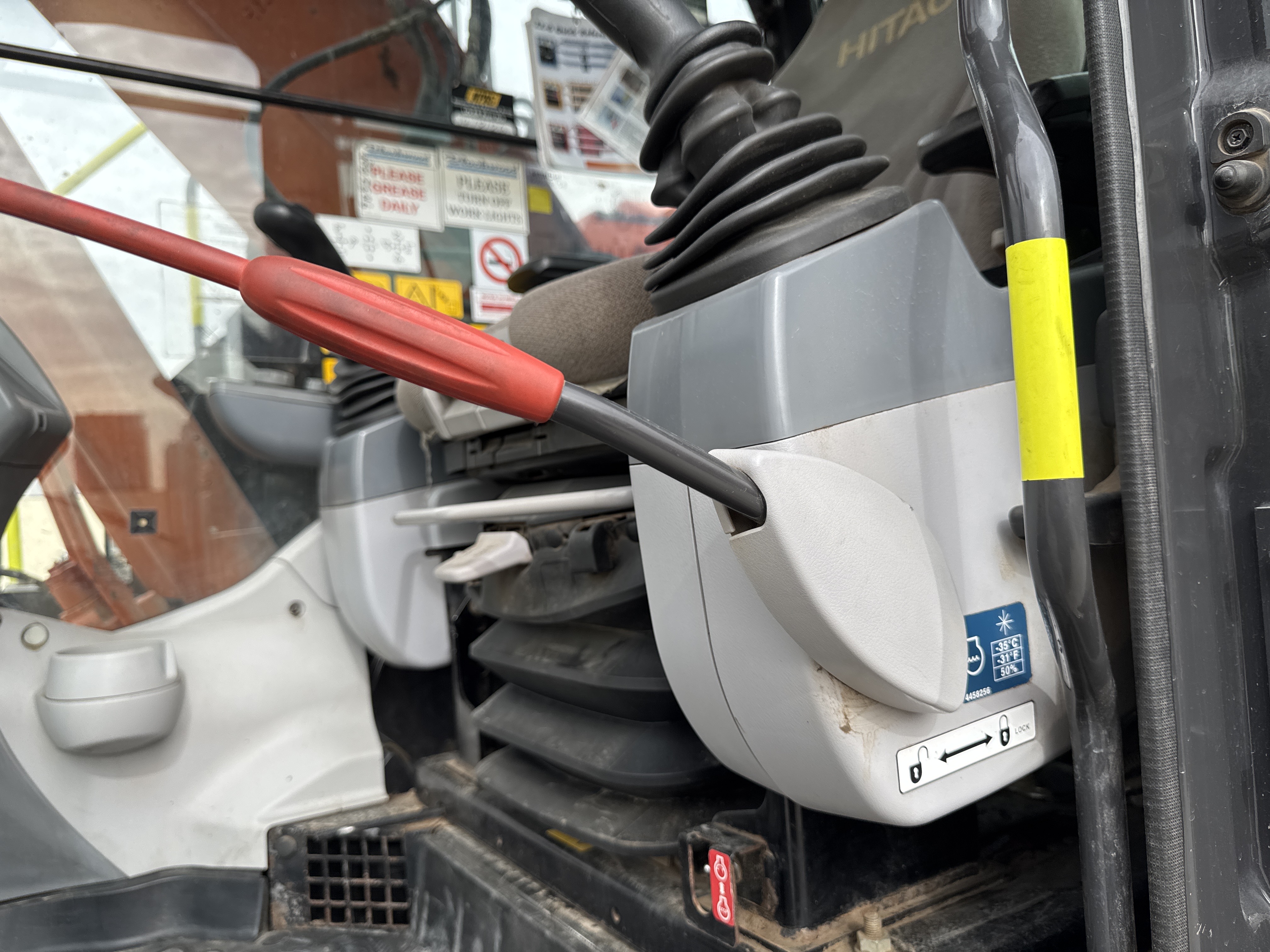 MDX-018-Hitachi-ZX225USRLC-6-Medium-excavators-inspection-Safety-Hydraulic-safety-lock-1