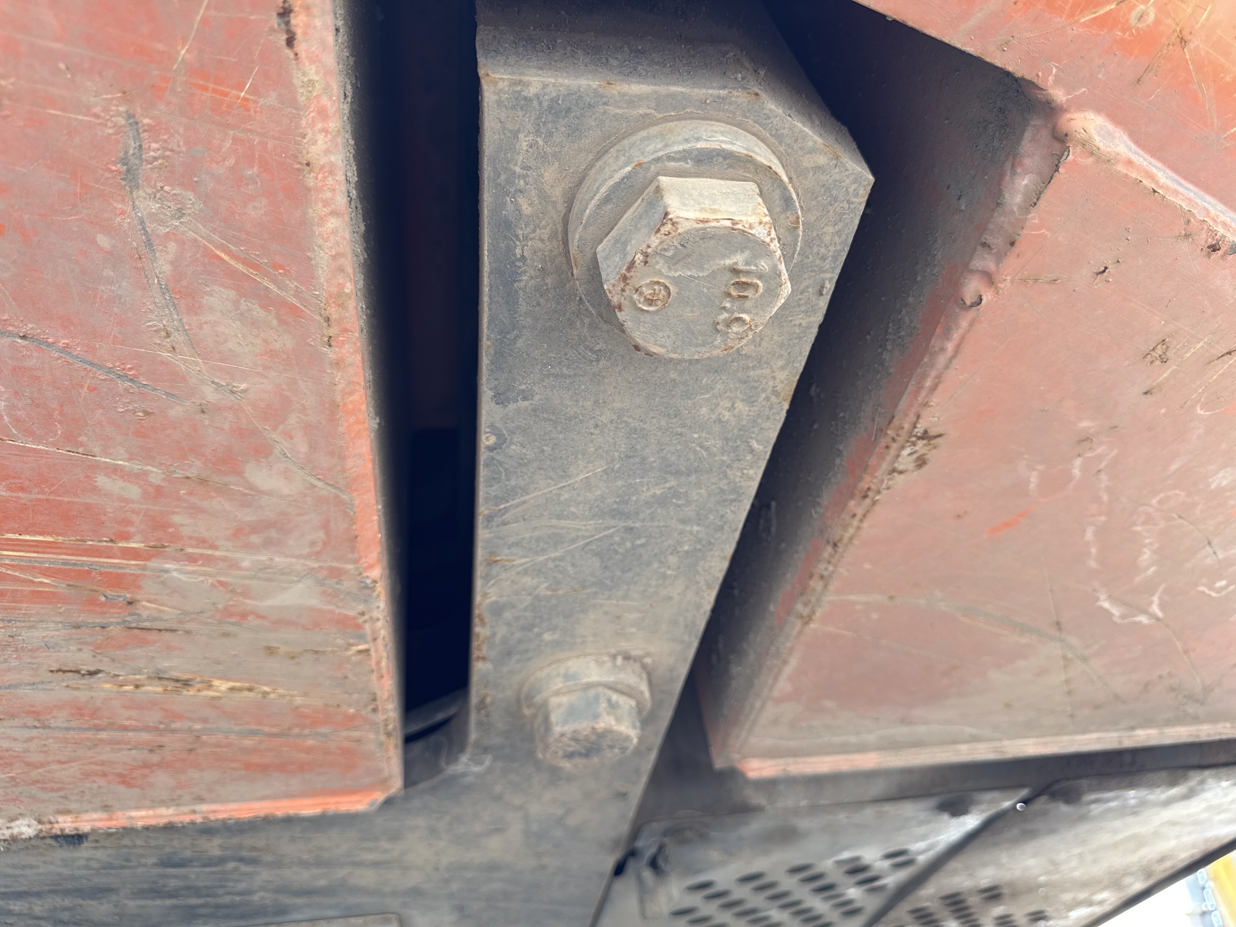 MDX-018-Hitachi-ZX225USRLC-6-Medium-excavators-inspection-Safety-Counter-weight-bolts-1