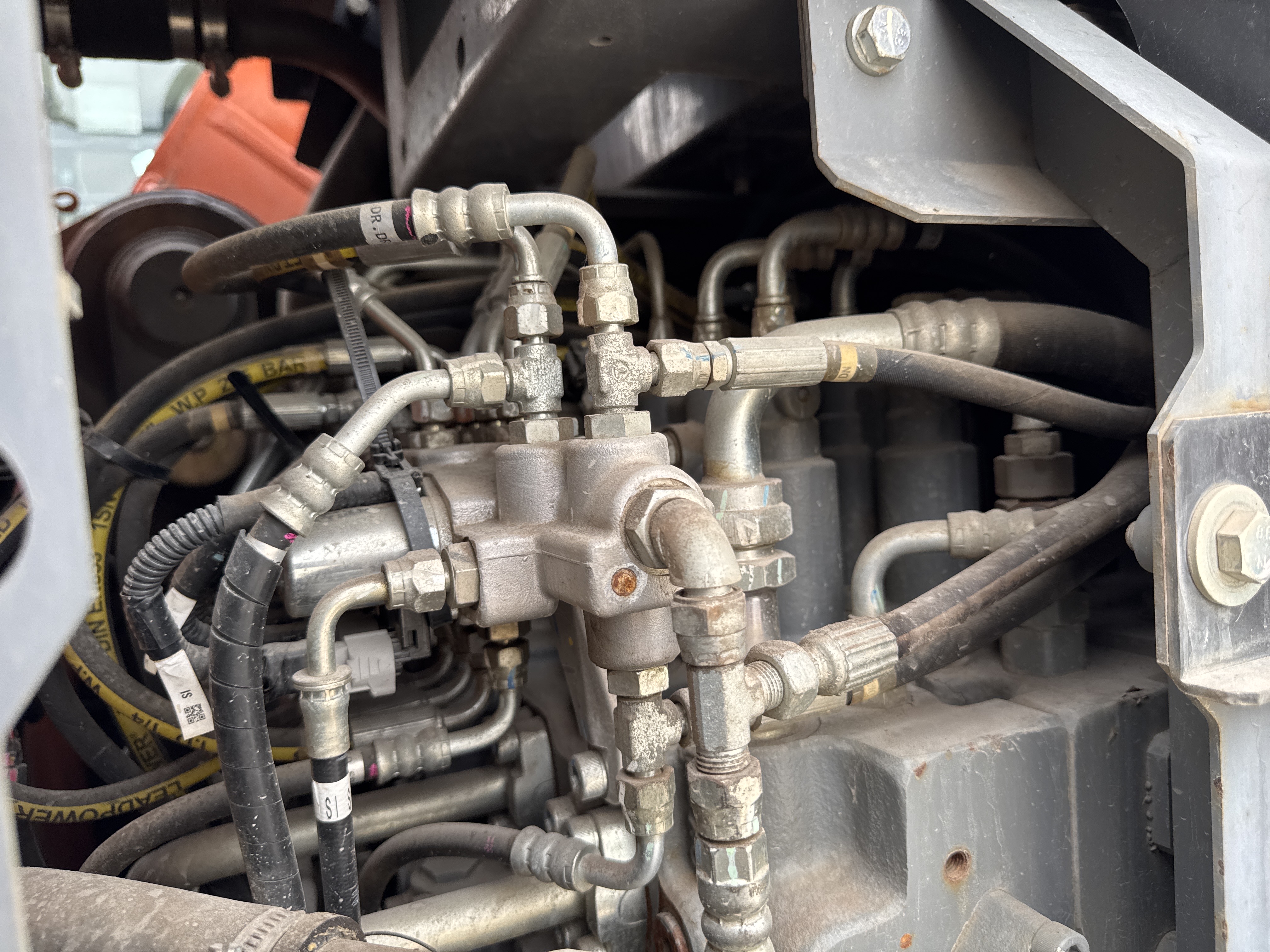 MDX-018-Hitachi-ZX225USRLC-6-Medium-excavators-inspection-Hydraulics-Main-control-valve-(MCV)-1