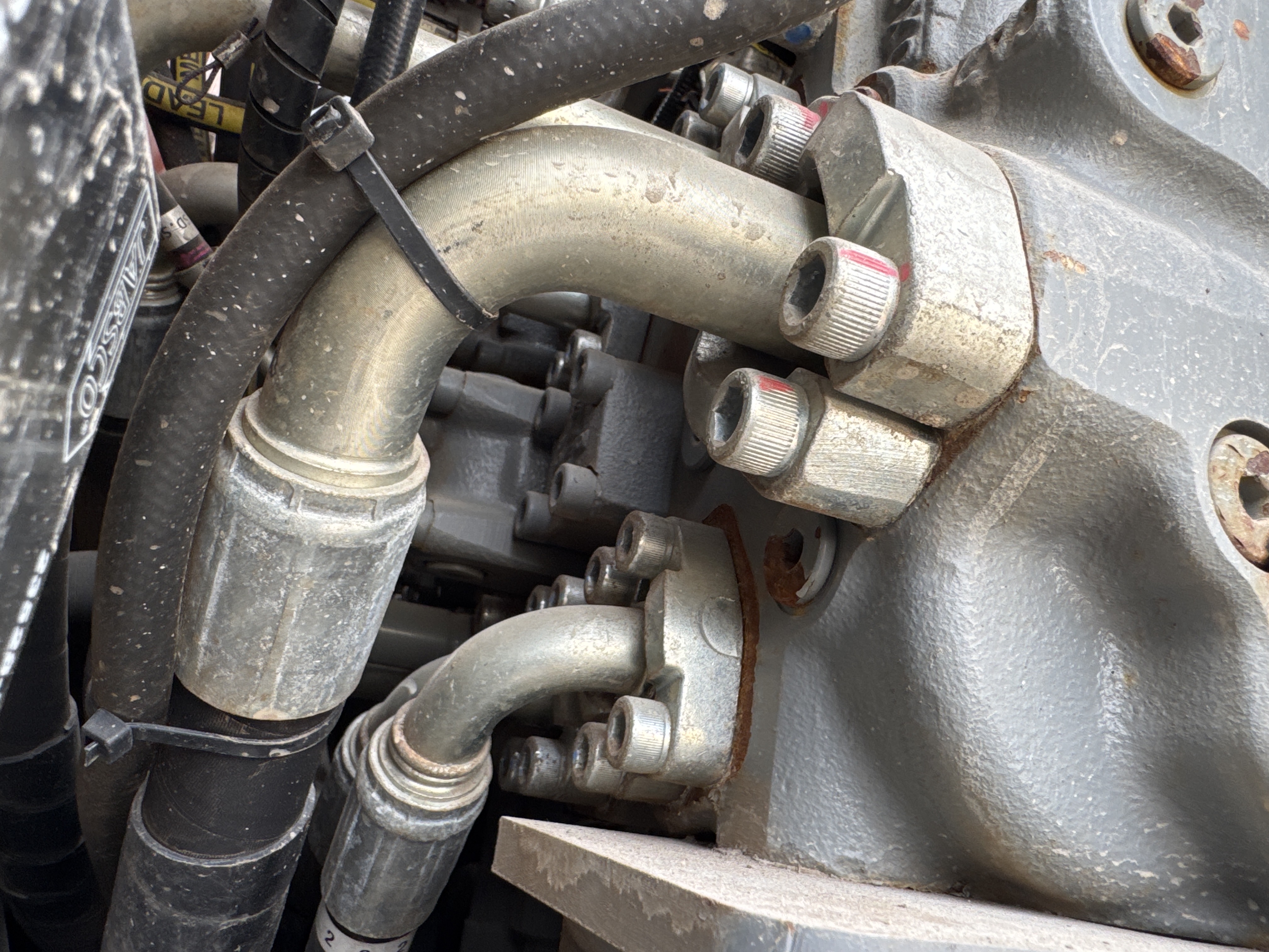MDX-018-Hitachi-ZX225USRLC-6-Medium-excavators-inspection-Hydraulics-Main-control-valve-(MCV)-1