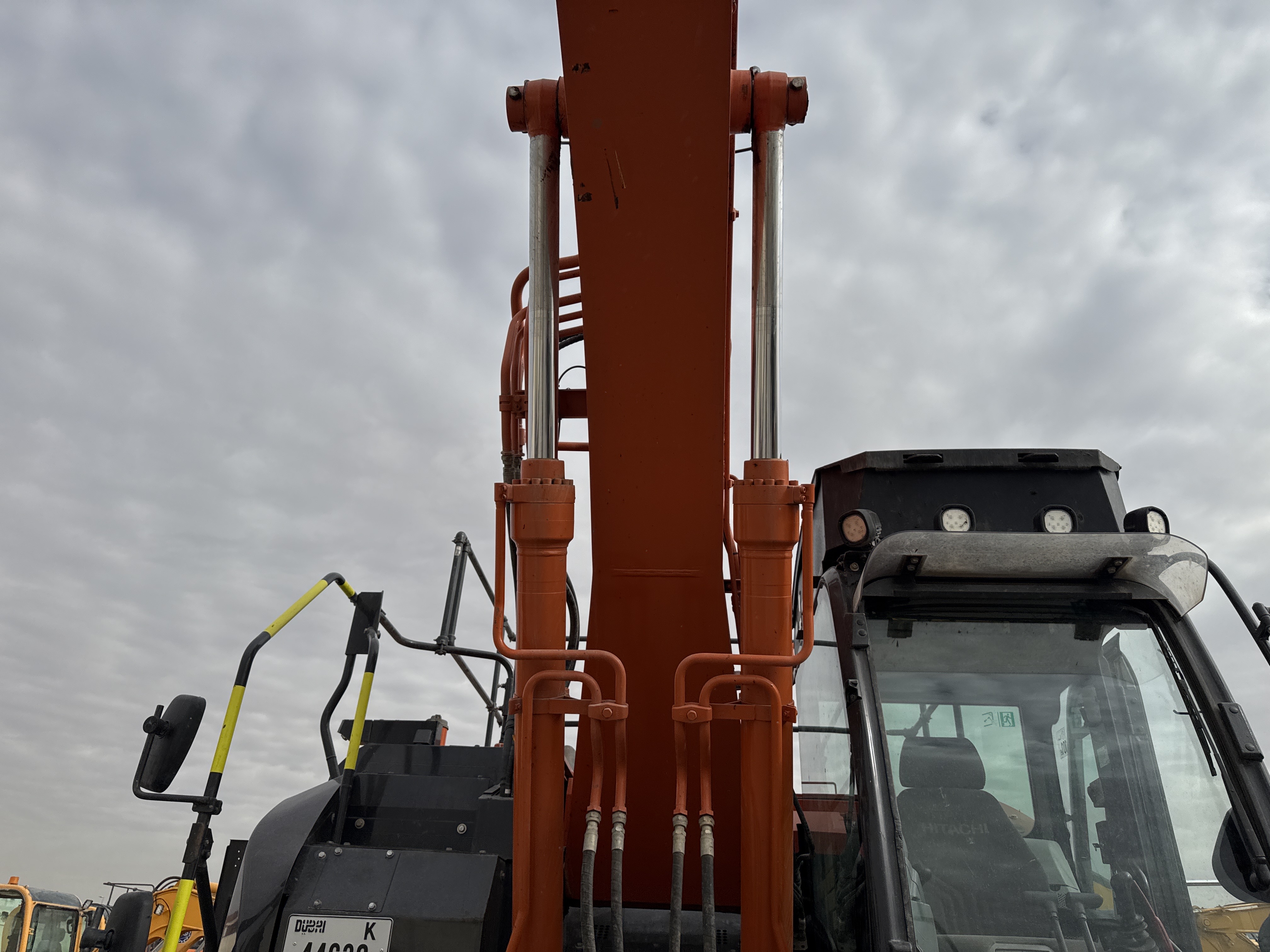 MDX-018-Hitachi-ZX225USRLC-6-Medium-excavators-inspection-Hydraulics-Boom-lift-cylinder-1