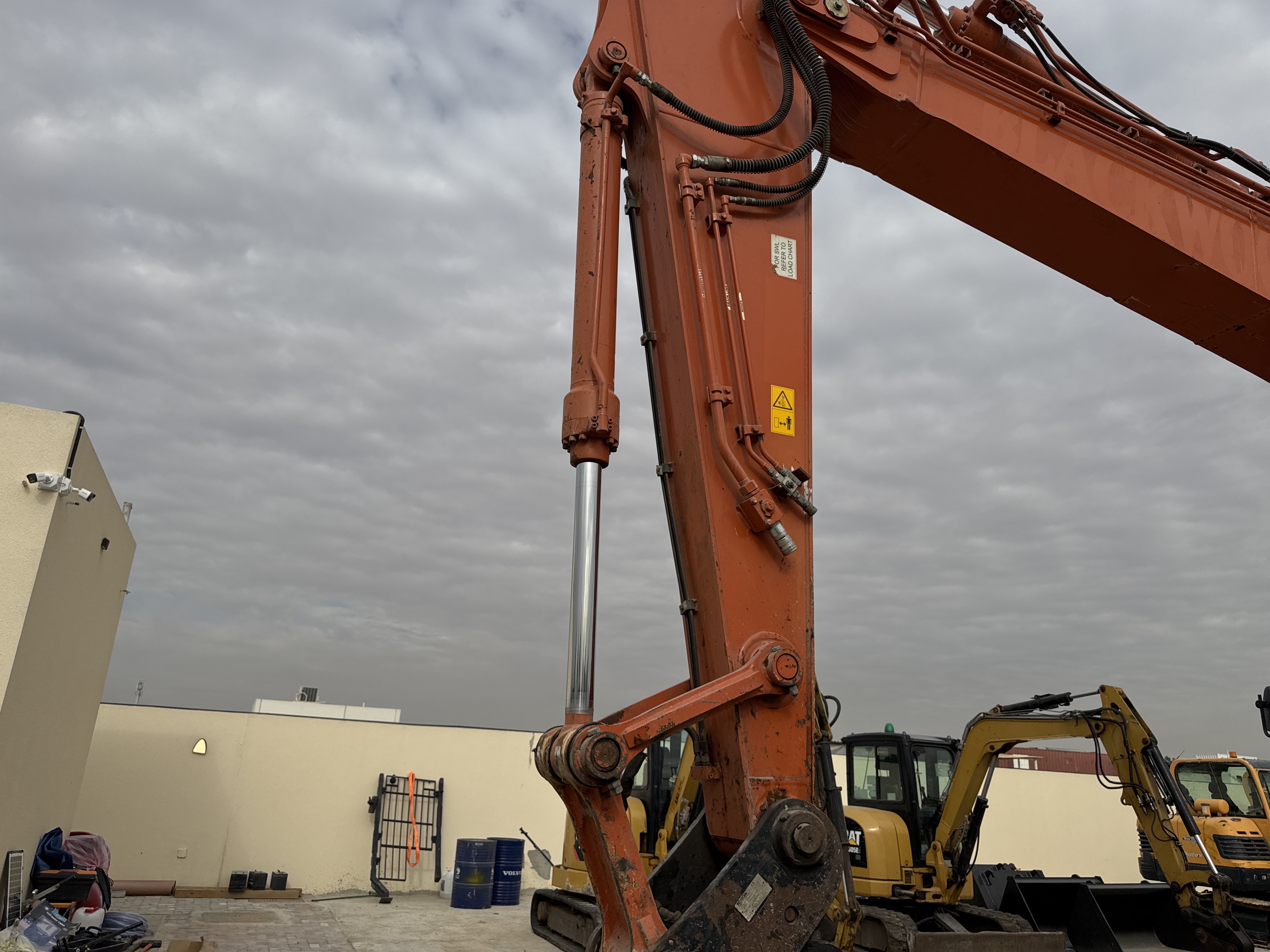 MDX-018-Hitachi-ZX225USRLC-6-Medium-excavators-inspection-Hydraulics-Bucket-cylinder-1