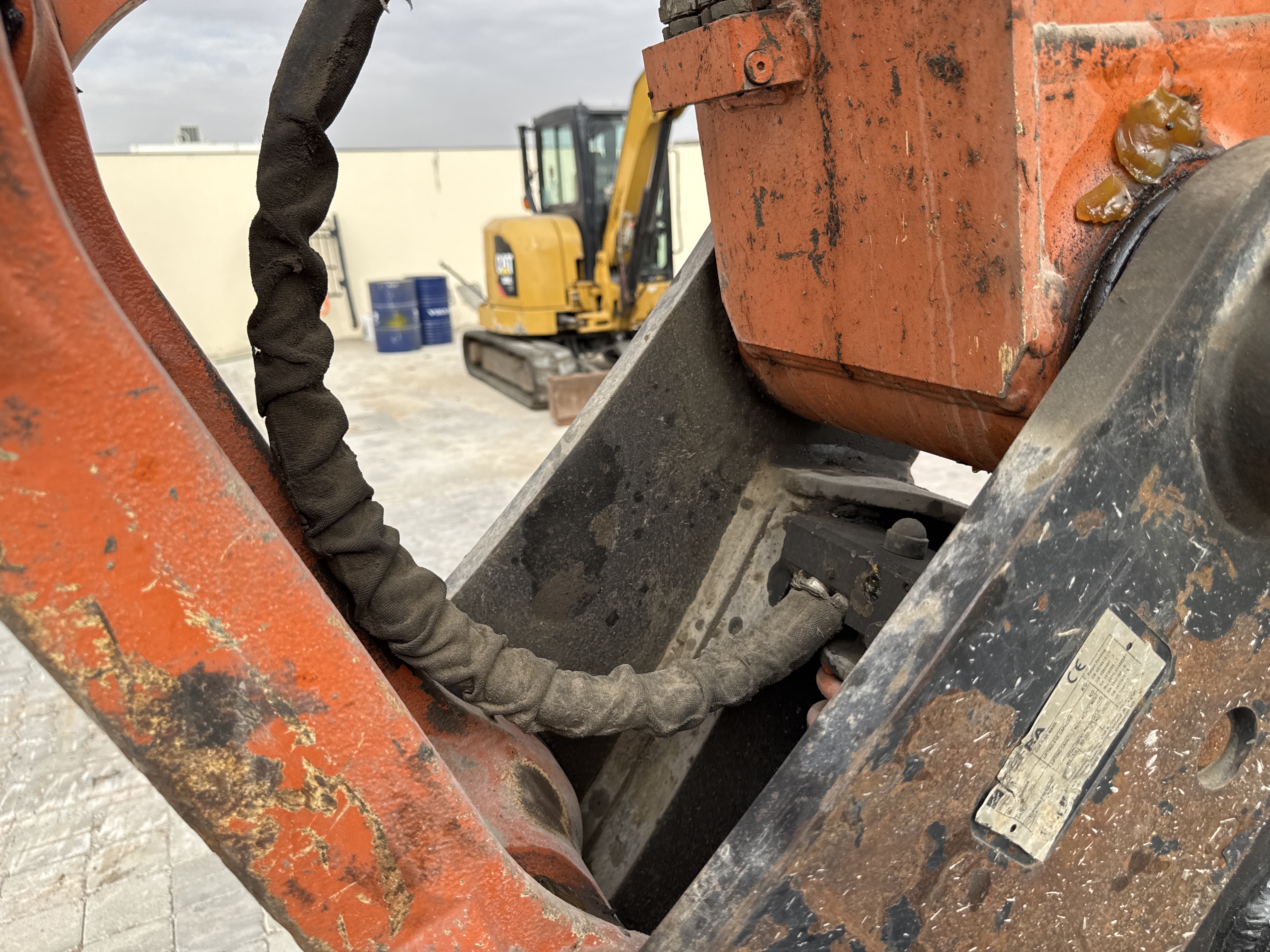 MDX-018-Hitachi-ZX225USRLC-6-Medium-excavators-inspection-Hydraulics-Hydraulic-hoses-and-lines-1