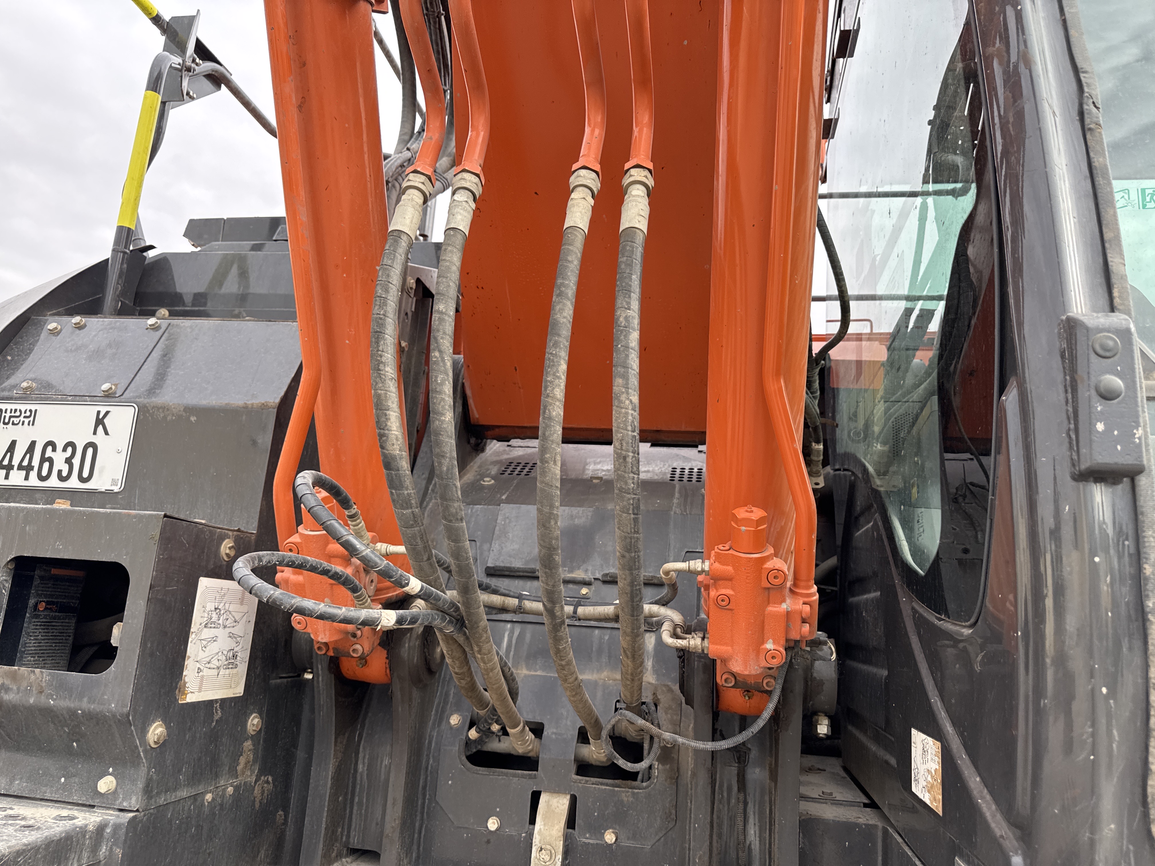 MDX-018-Hitachi-ZX225USRLC-6-Medium-excavators-inspection-Hydraulics-Hydraulic-hoses-and-lines-1