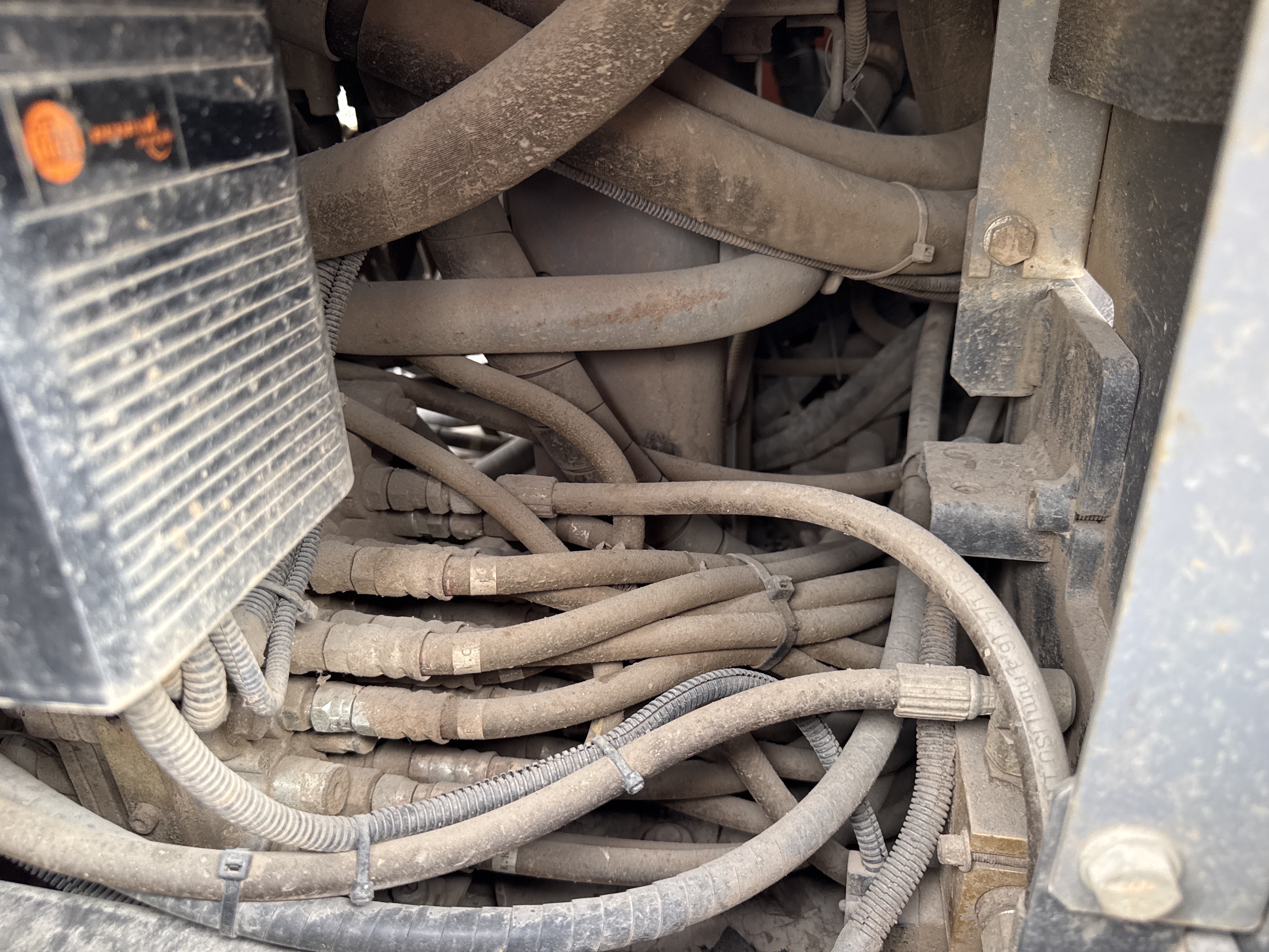 MDX-018-Hitachi-ZX225USRLC-6-Medium-excavators-inspection-Hydraulics-Hydraulic-hoses-and-lines-1