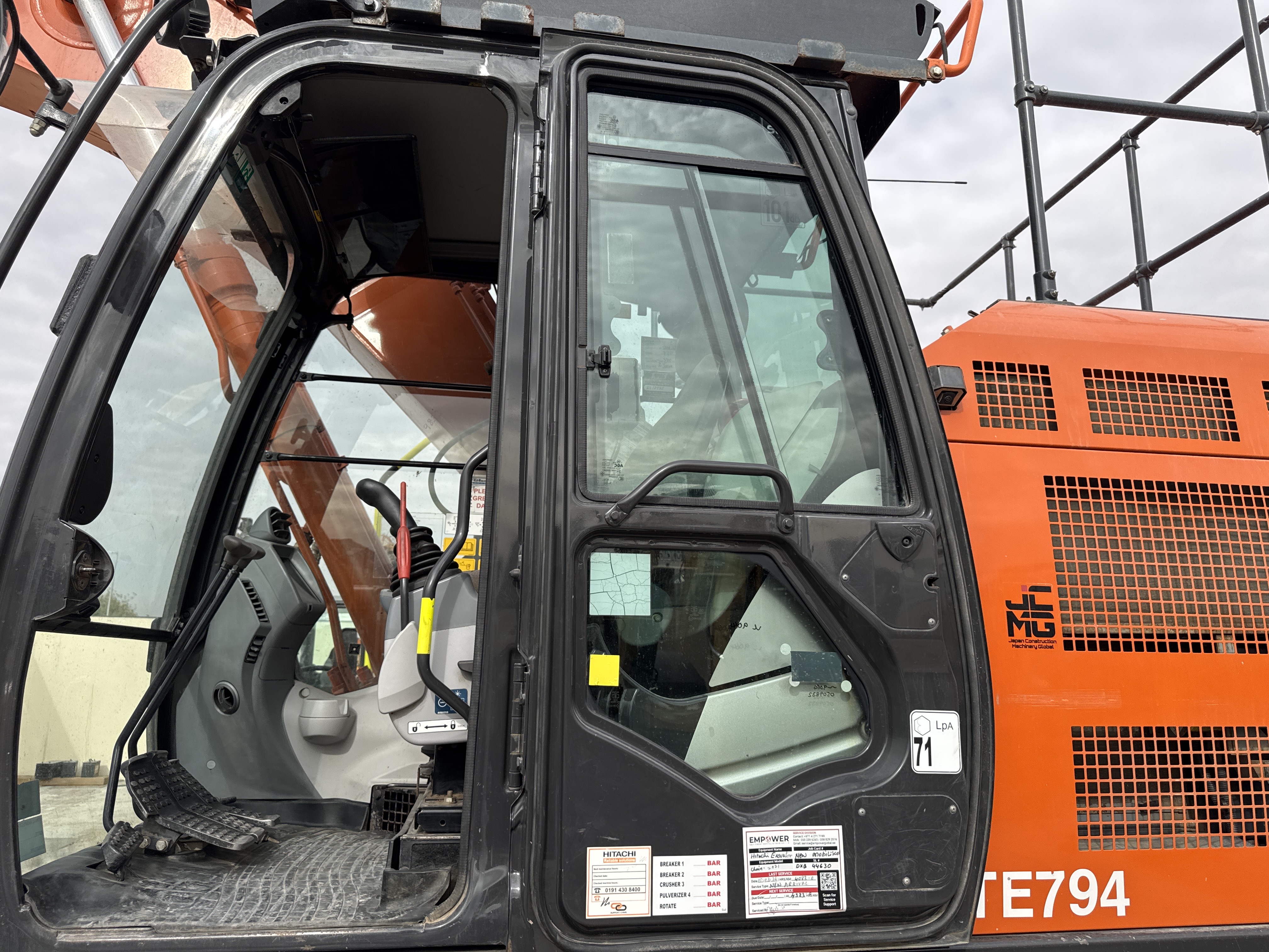 MDX-018-Hitachi-ZX225USRLC-6-Medium-excavators-inspection-Structure-Doors-1