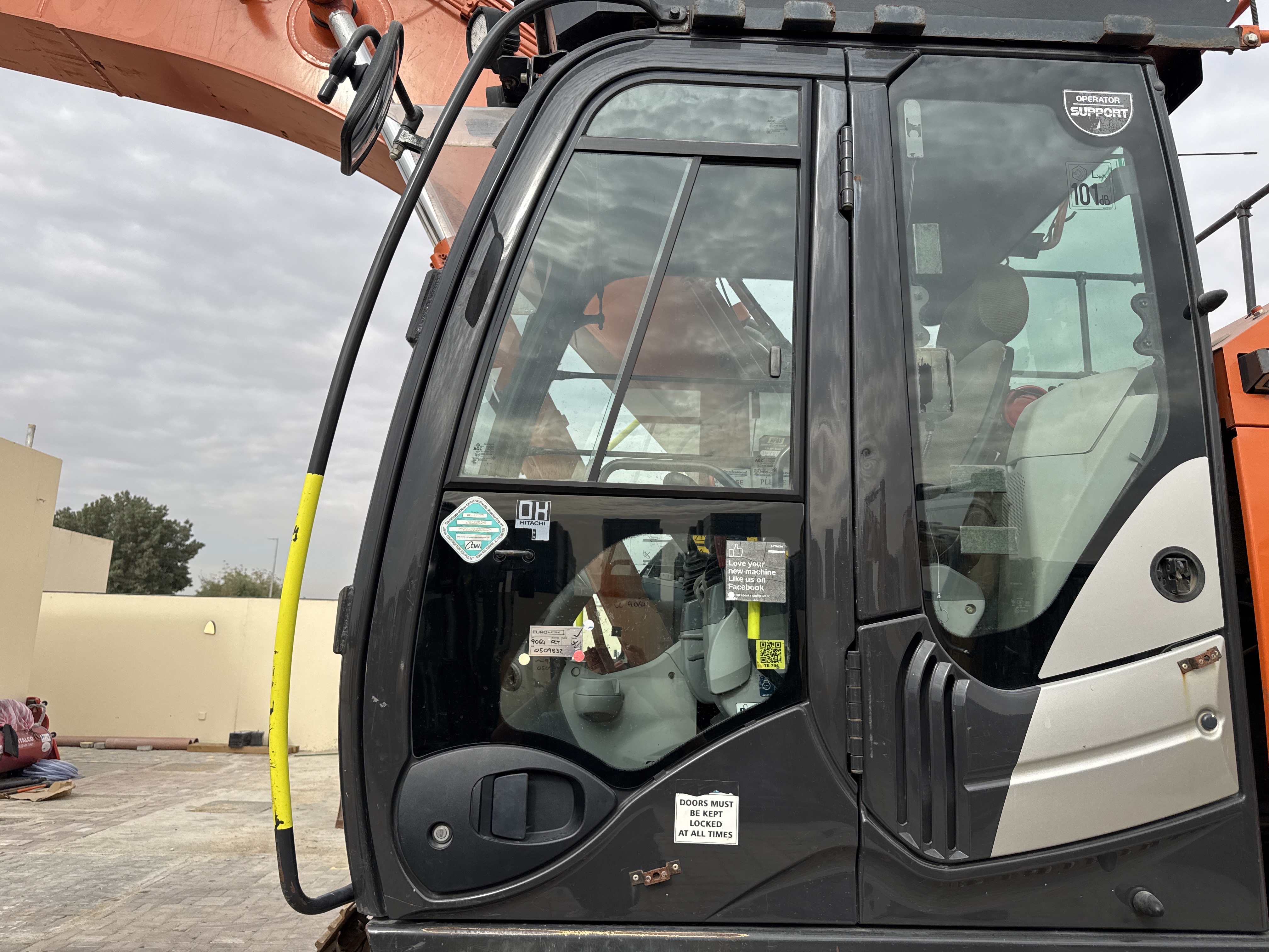 MDX-018-Hitachi-ZX225USRLC-6-Medium-excavators-inspection-Structure-Doors-1