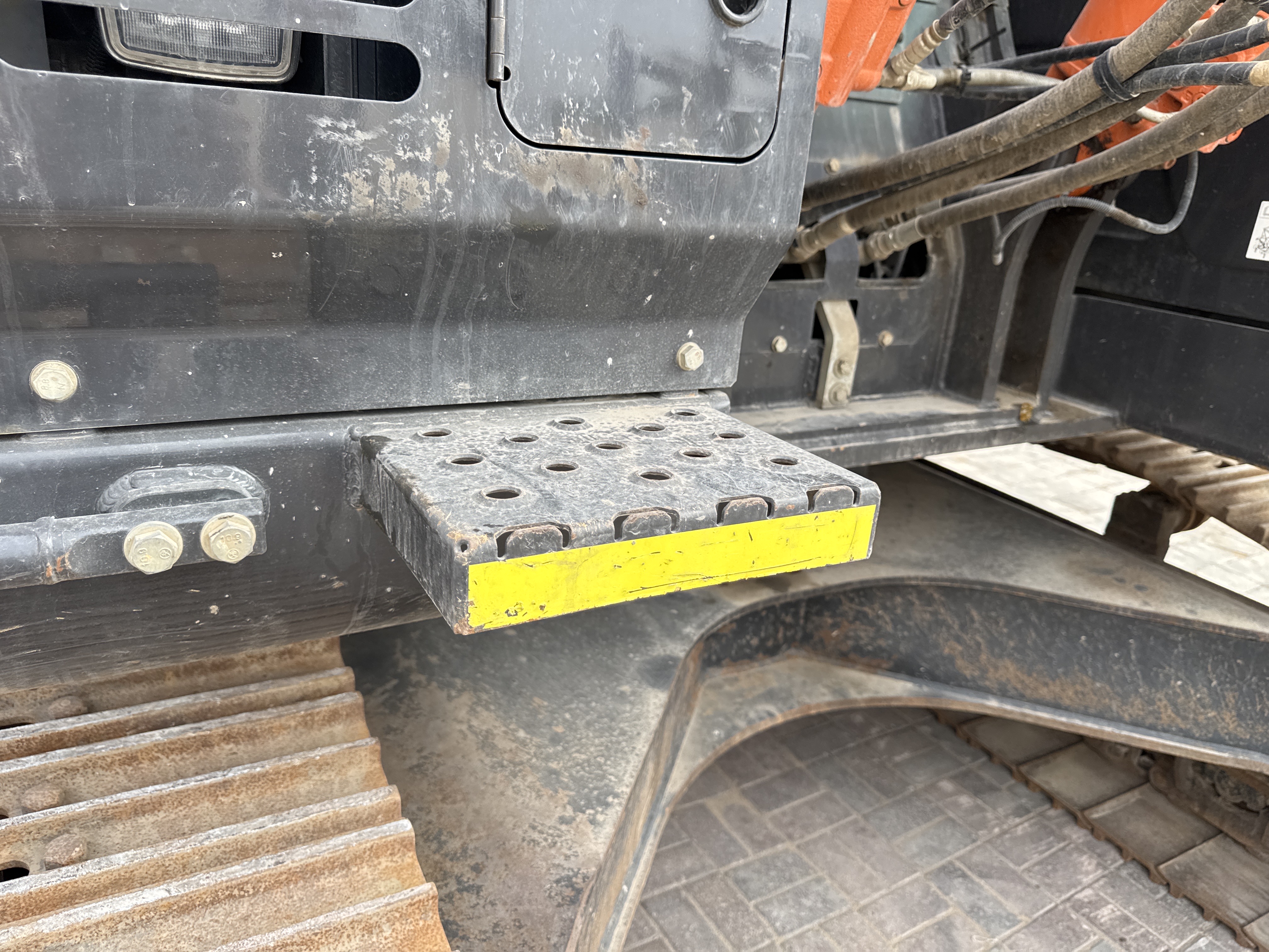 MDX-018-Hitachi-ZX225USRLC-6-Medium-excavators-inspection-Structure-Steps/ladders-1