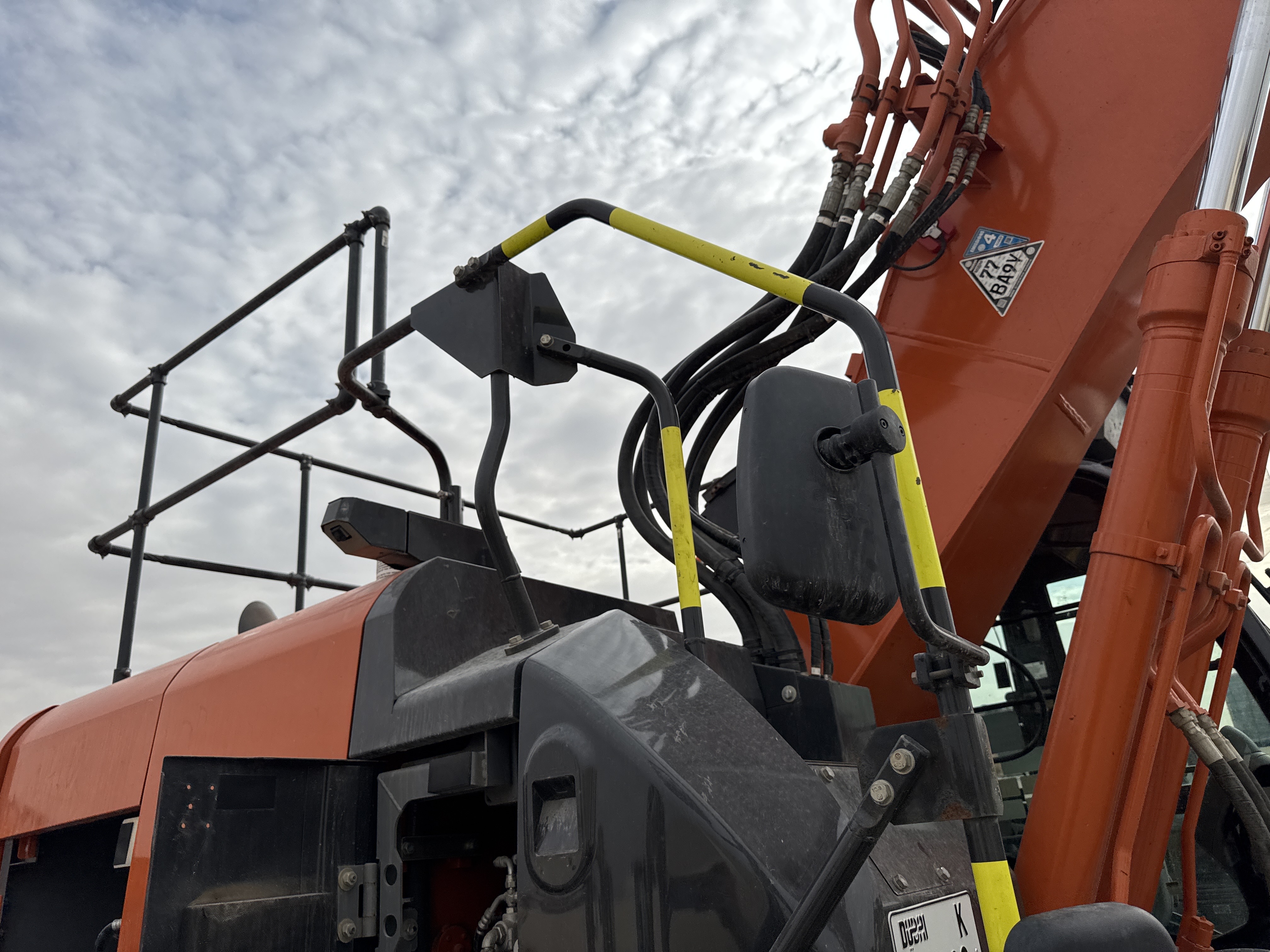 MDX-018-Hitachi-ZX225USRLC-6-Medium-excavators-inspection-Structure-Handrails-1