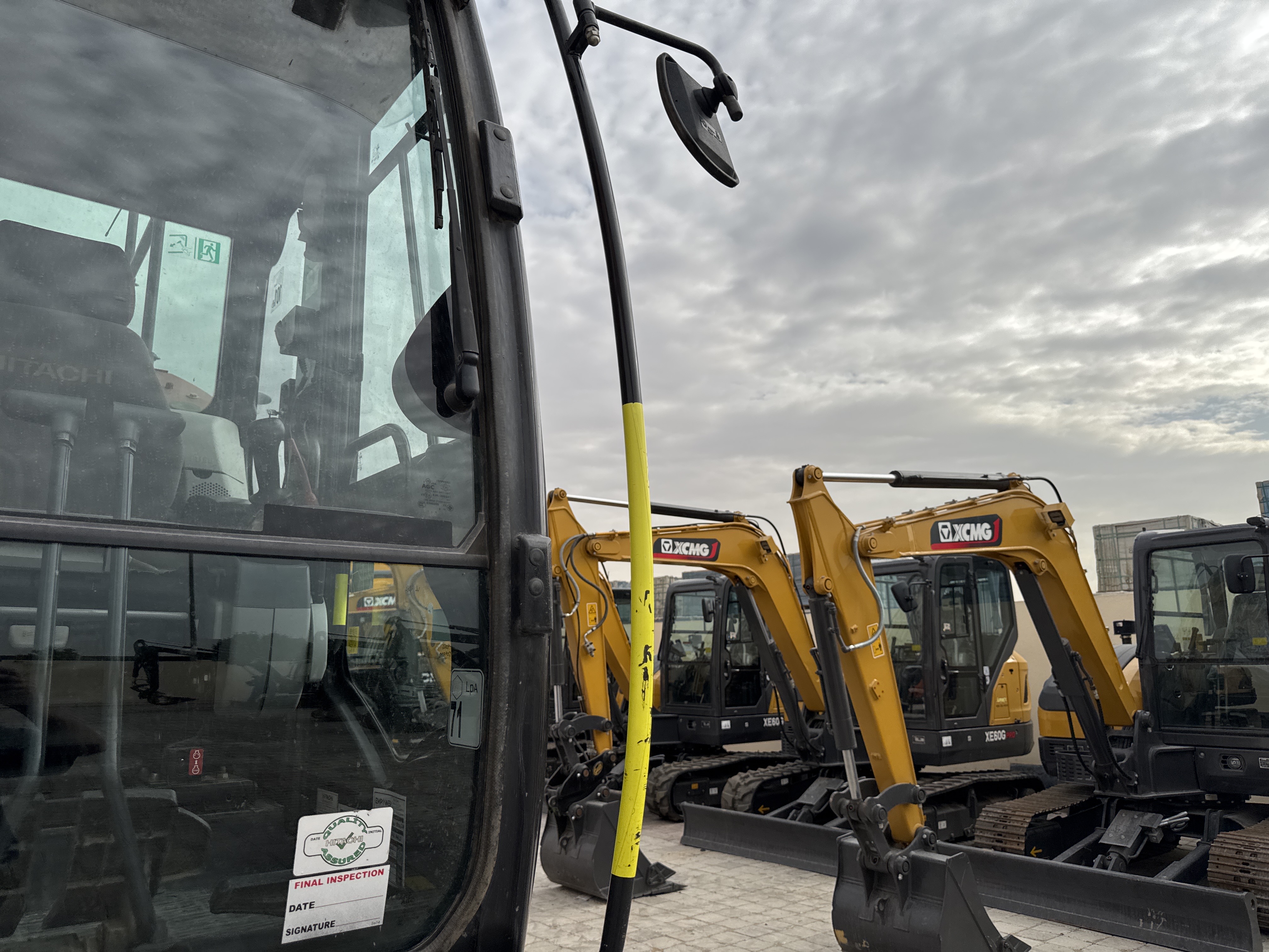 MDX-018-Hitachi-ZX225USRLC-6-Medium-excavators-inspection-Structure-Handrails-1