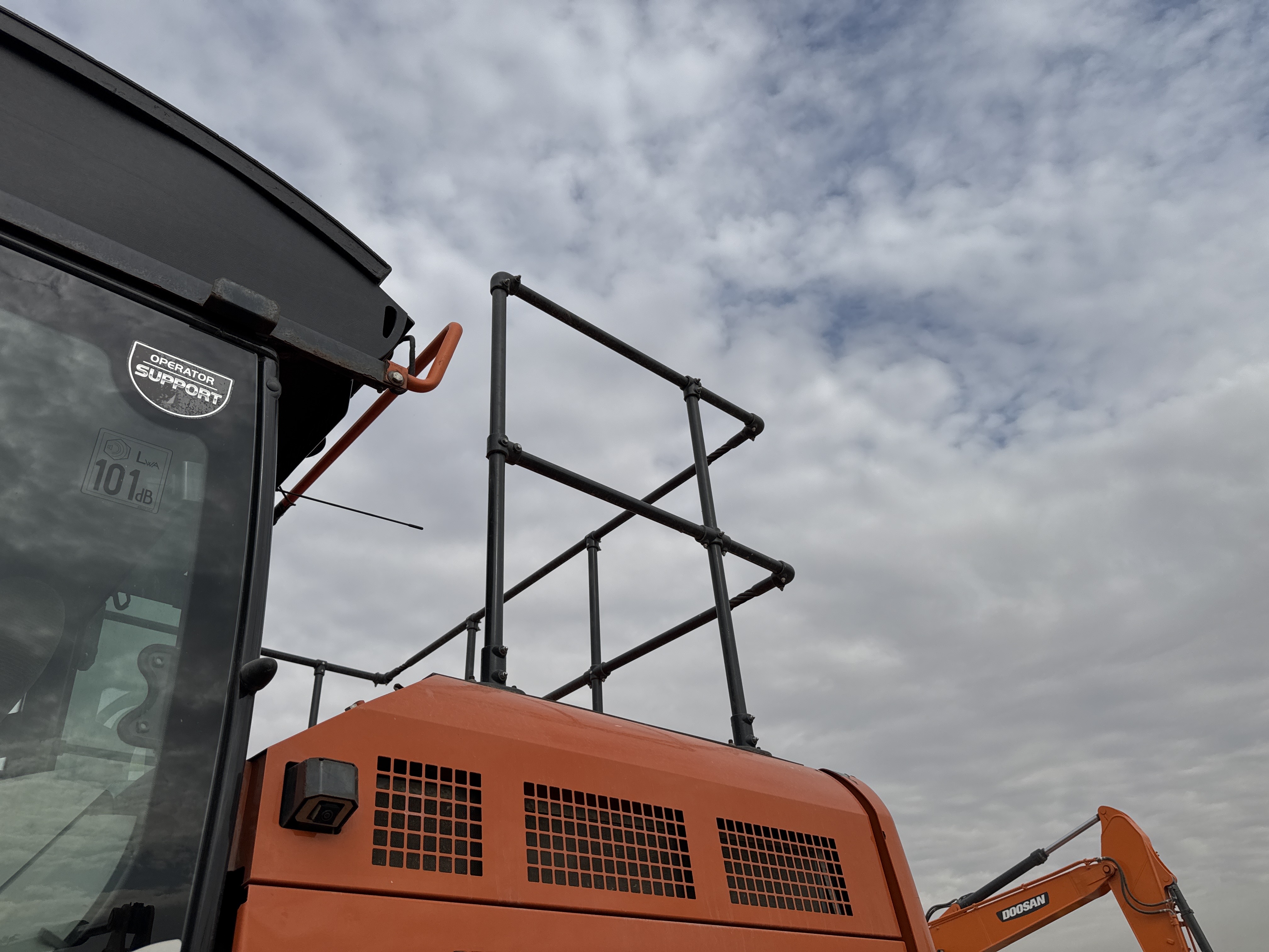 MDX-018-Hitachi-ZX225USRLC-6-Medium-excavators-inspection-Structure-Handrails-1