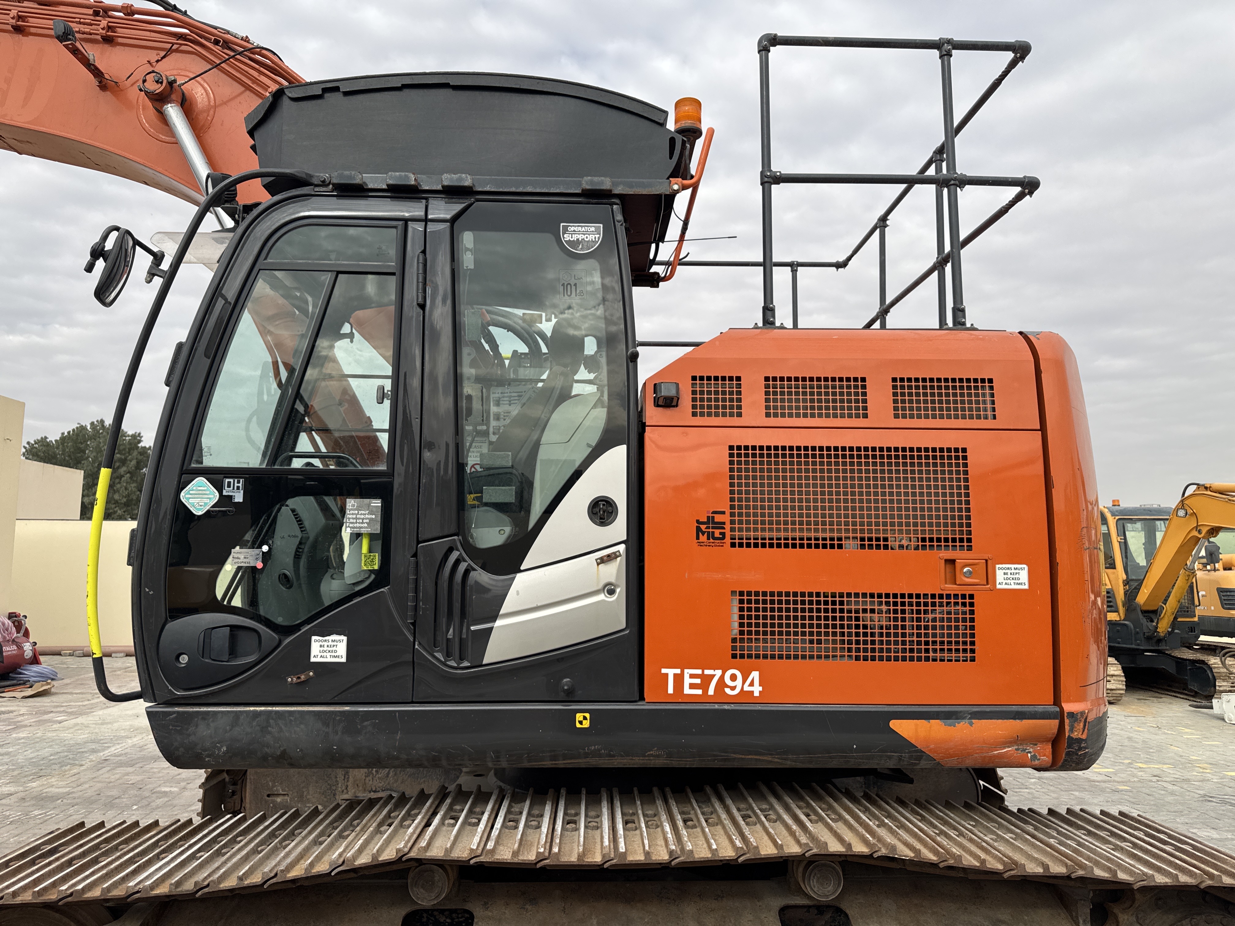 MDX-018-Hitachi-ZX225USRLC-6-Medium-excavators-inspection-Structure-Paint-1