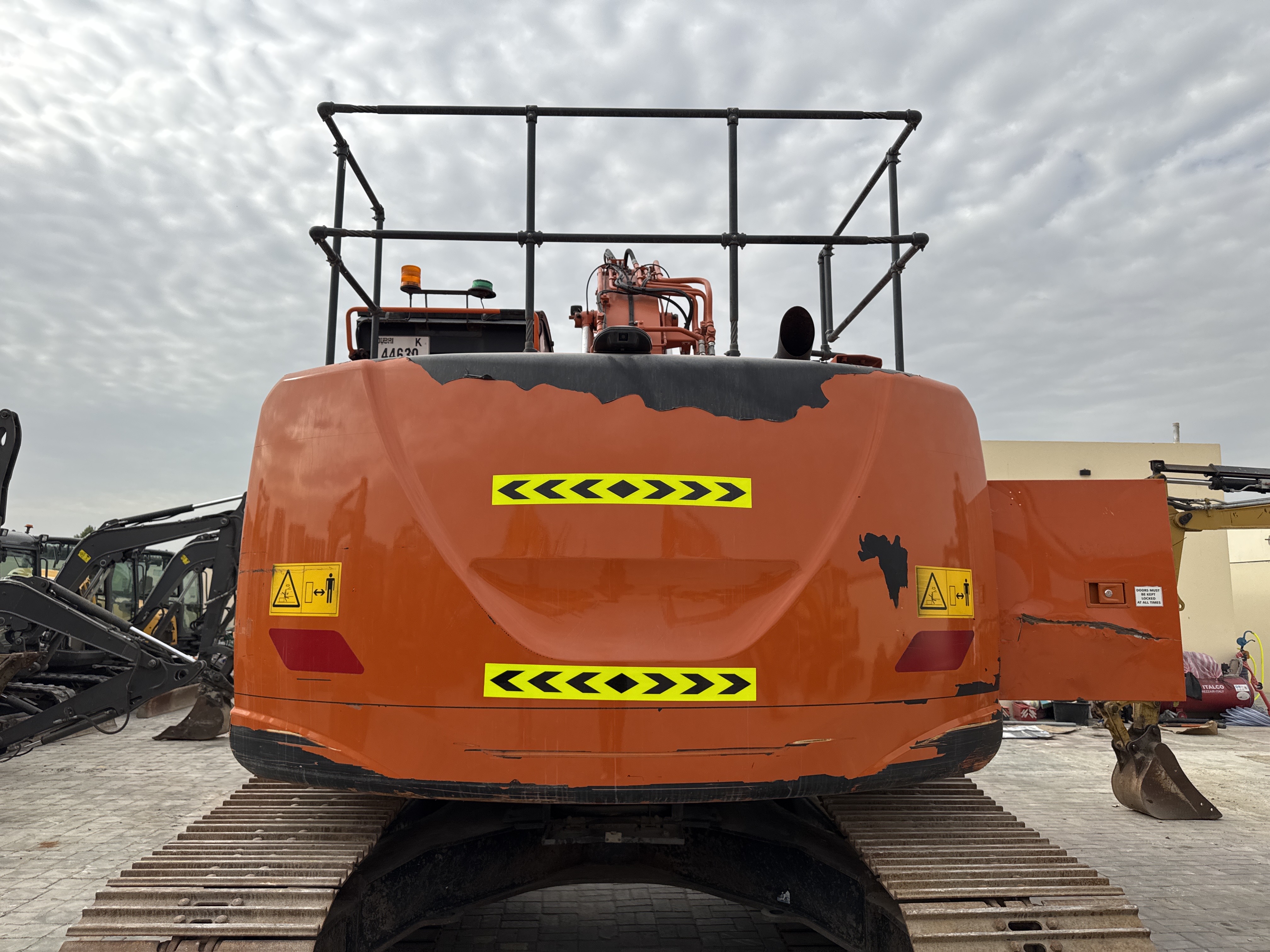 MDX-018-Hitachi-ZX225USRLC-6-Medium-excavators-inspection-Structure-Paint-1