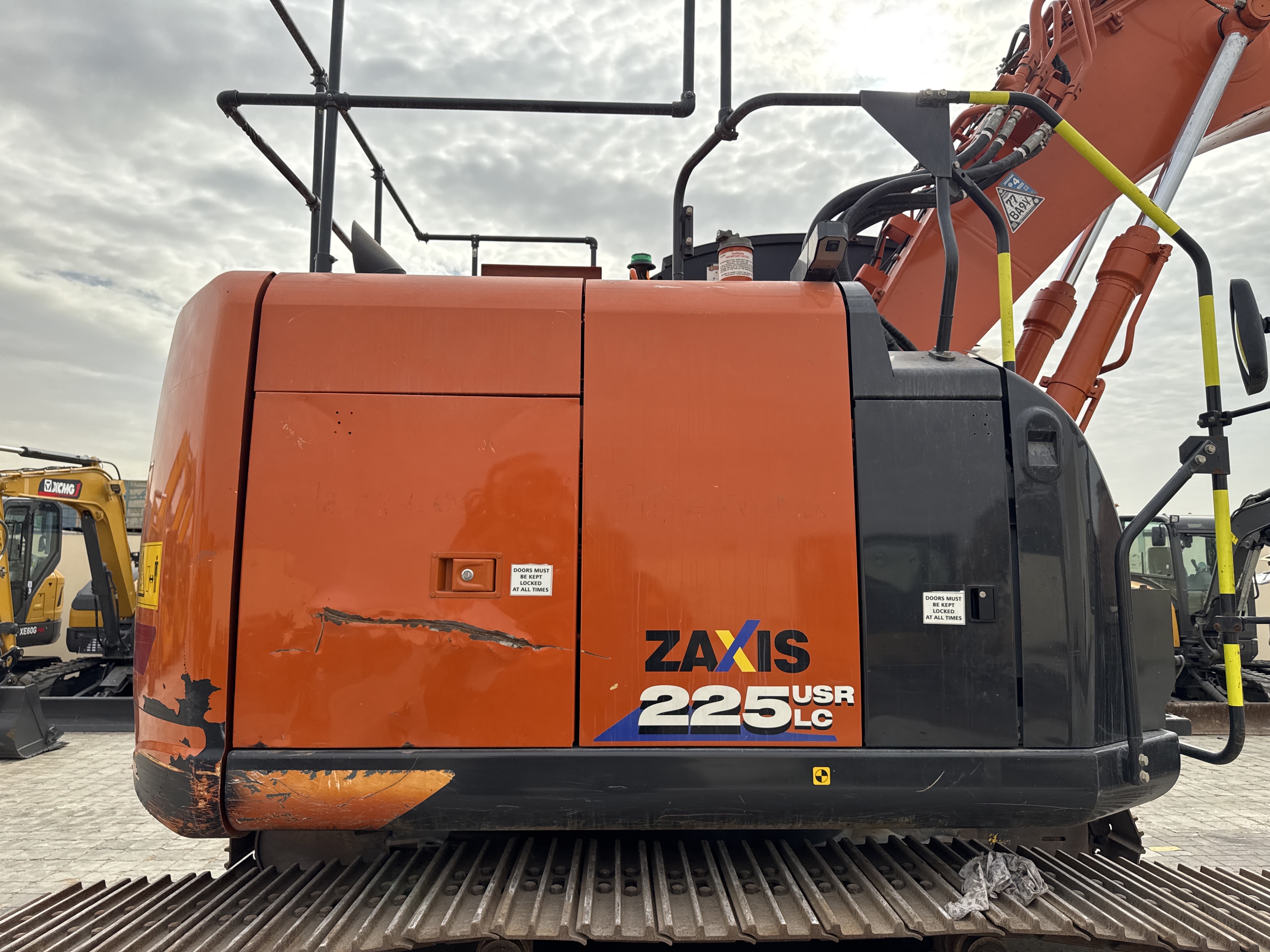 MDX-018-Hitachi-ZX225USRLC-6-Medium-excavators-inspection-Structure-Paint-1