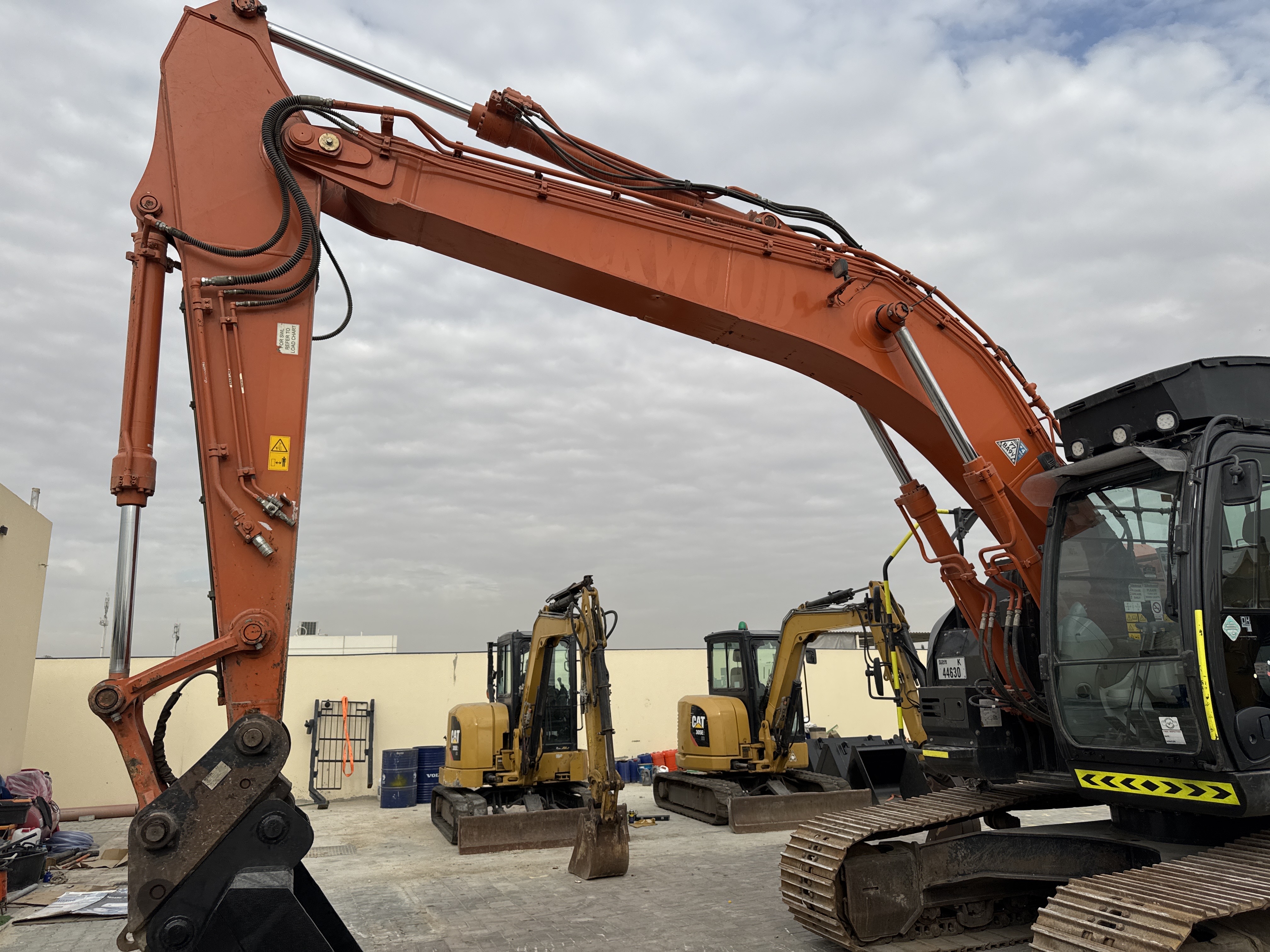 MDX-018-Hitachi-ZX225USRLC-6-Medium-excavators-inspection-Structure-Paint-1