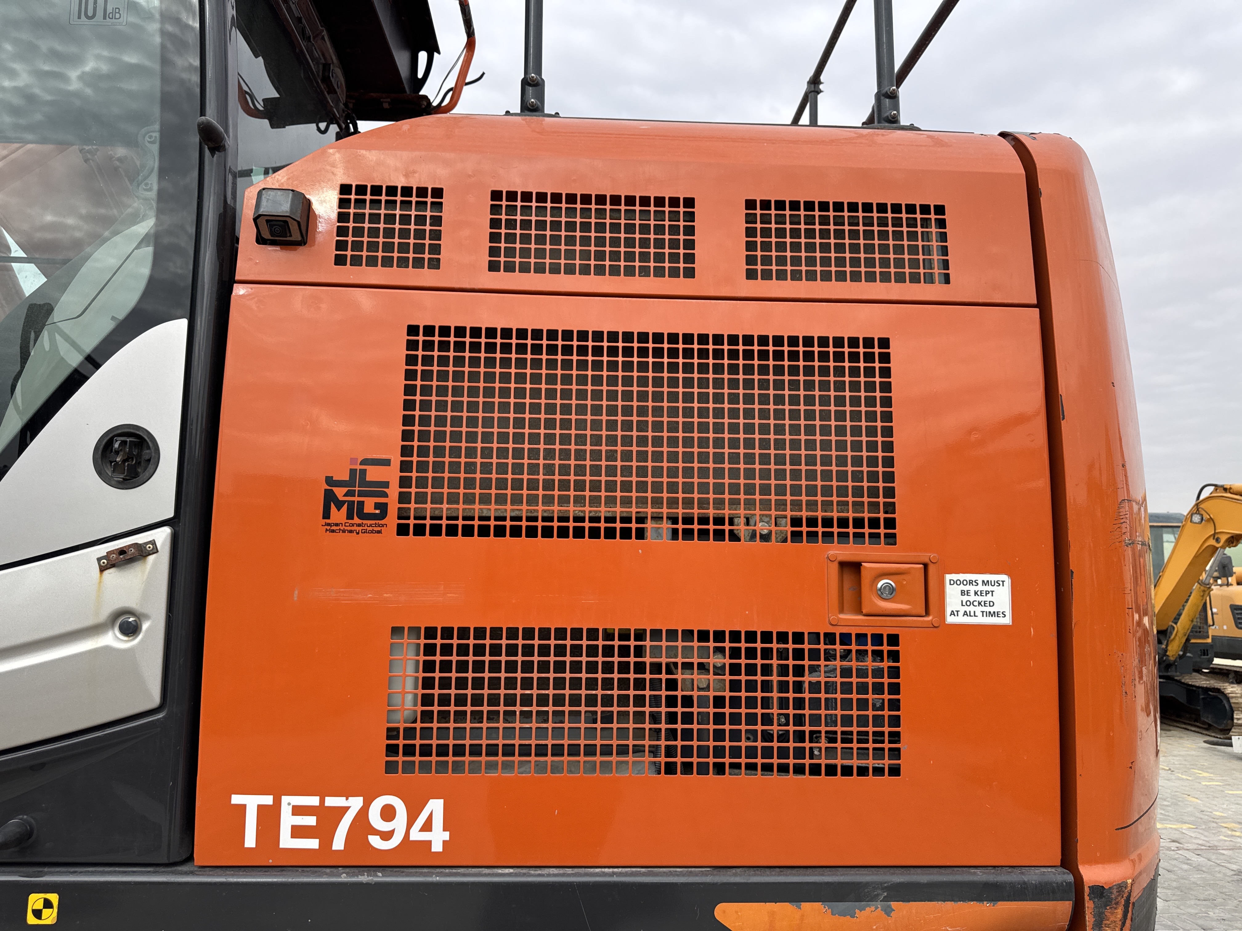 MDX-018-Hitachi-ZX225USRLC-6-Medium-excavators-inspection-Structure-Sheet-metal-(fiberglass)-1