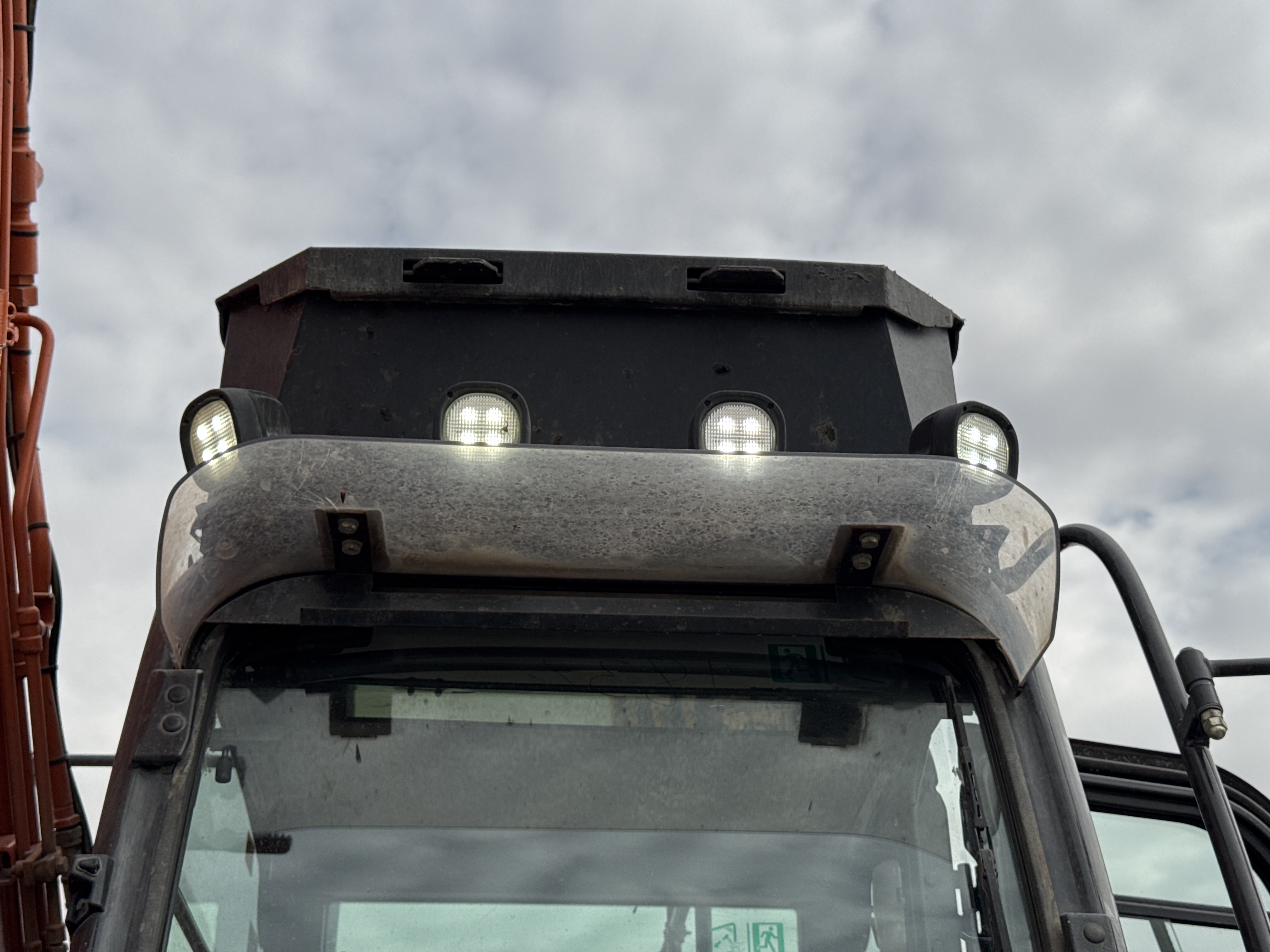 MDX-018-Hitachi-ZX225USRLC-6-Medium-excavators-inspection-Electronics-Lights-and-signals-1