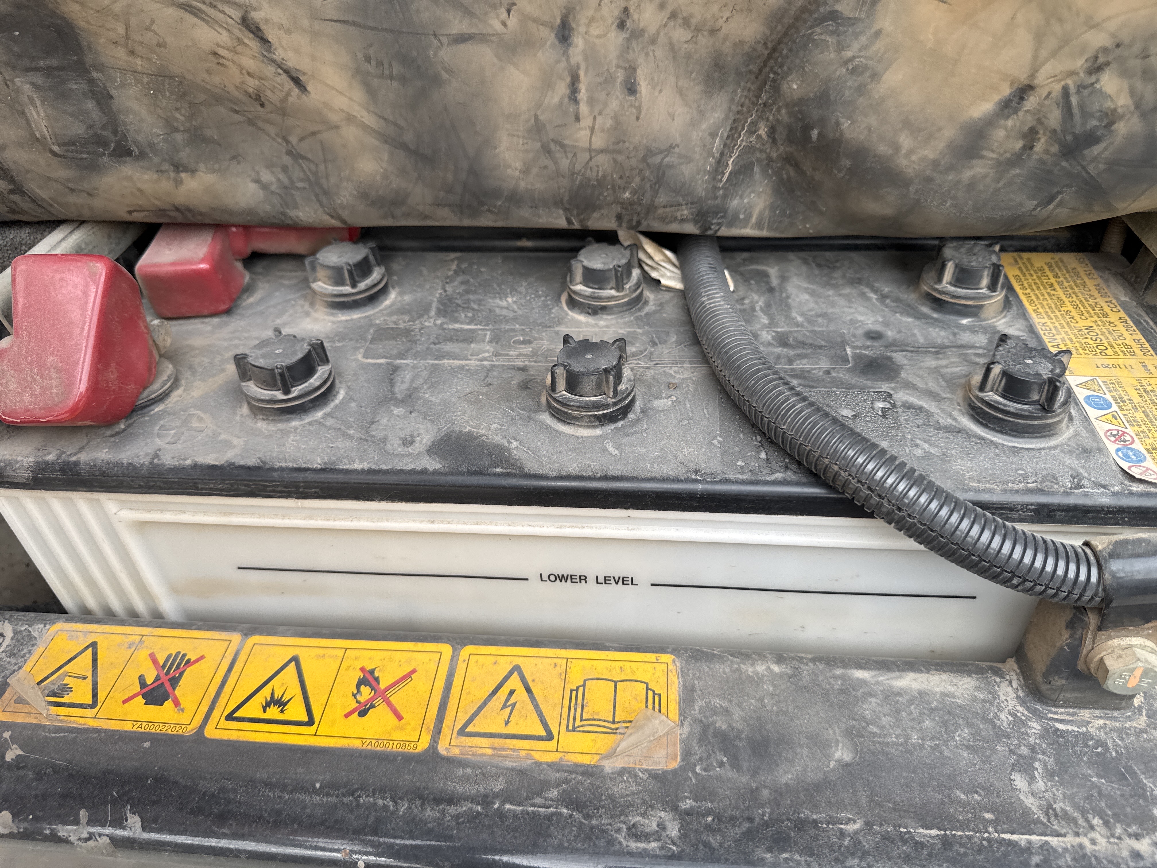 MDX-018-Hitachi-ZX225USRLC-6-Medium-excavators-inspection-Electronics-Battery-1