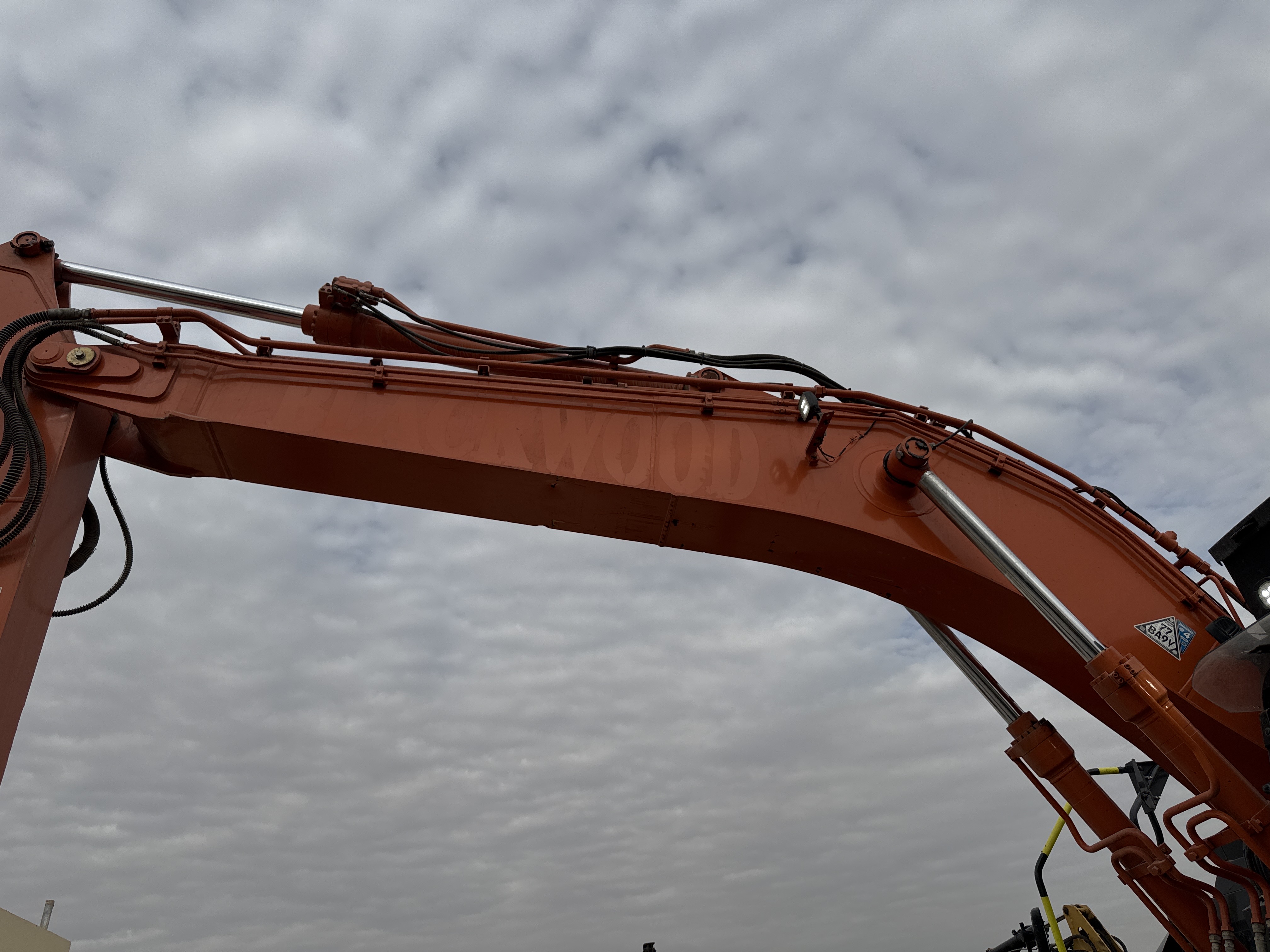 MDX-018-Hitachi-ZX225USRLC-6-Medium-excavators-inspection-Chassis-Boom-1
