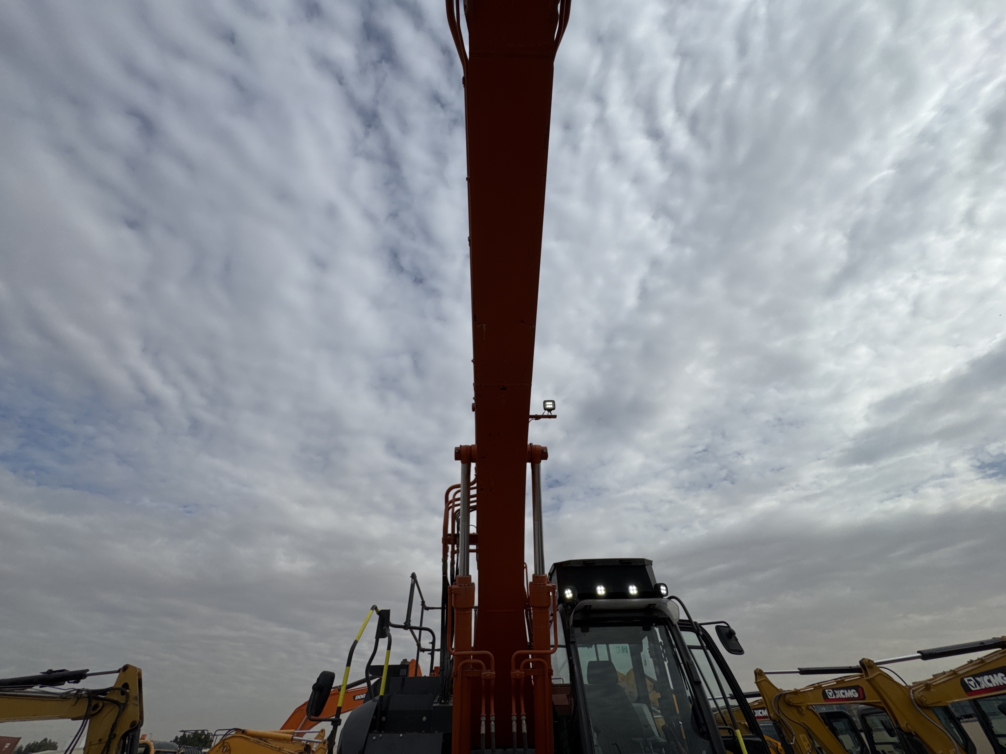 MDX-018-Hitachi-ZX225USRLC-6-Medium-excavators-inspection-Chassis-Boom-1