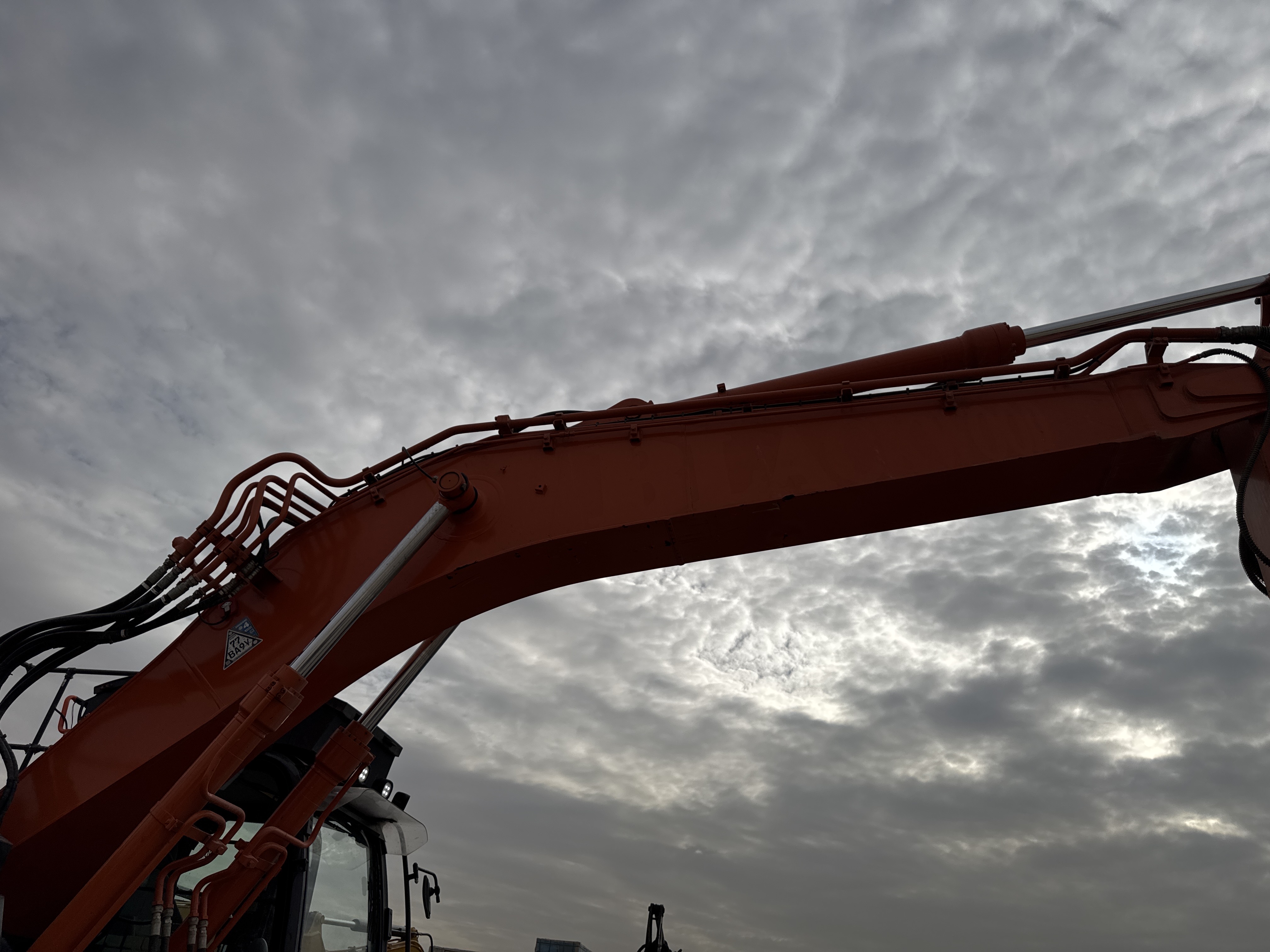MDX-018-Hitachi-ZX225USRLC-6-Medium-excavators-inspection-Chassis-Boom-1