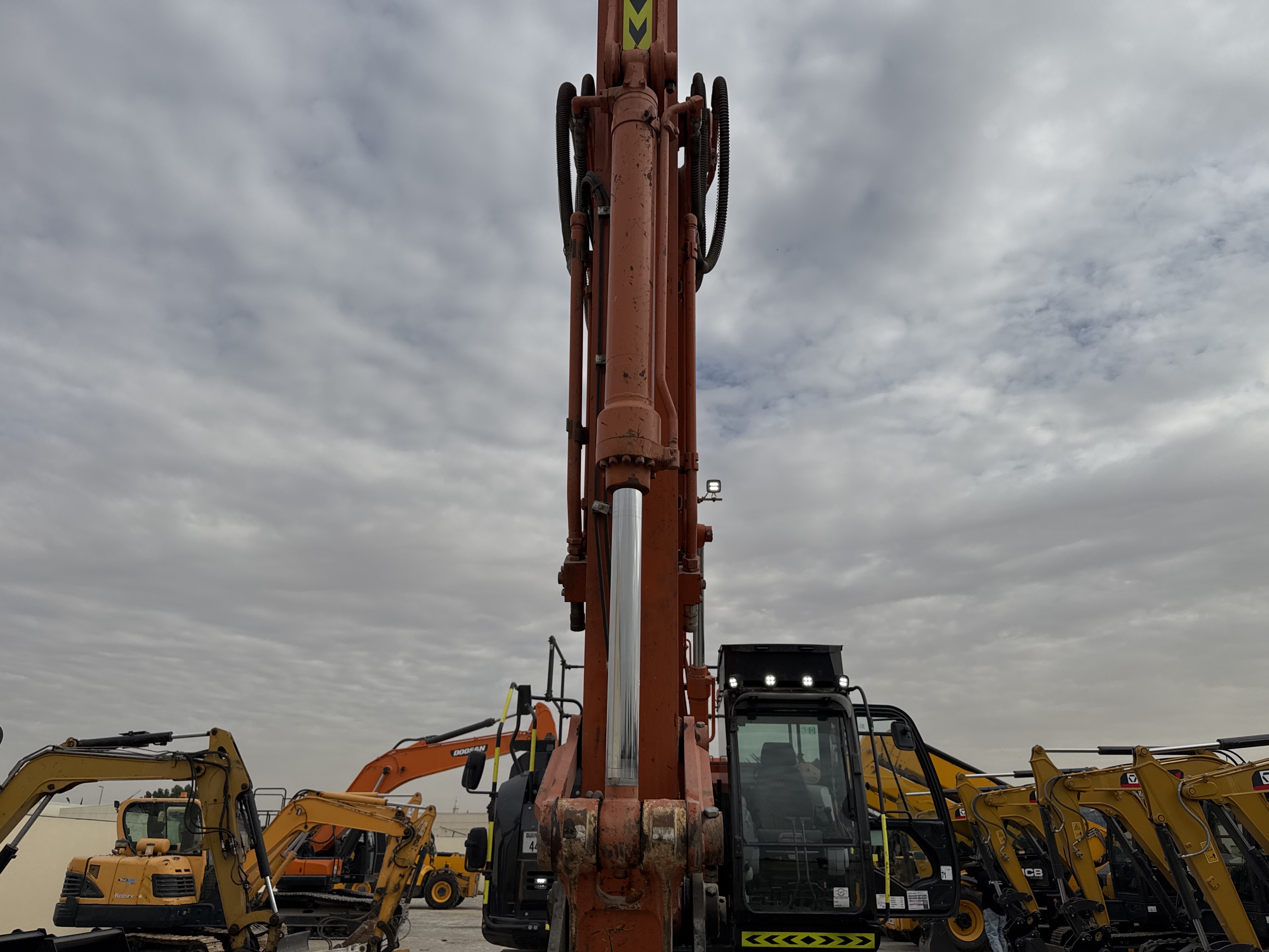 MDX-018-Hitachi-ZX225USRLC-6-Medium-excavators-inspection-Chassis-Stick-1