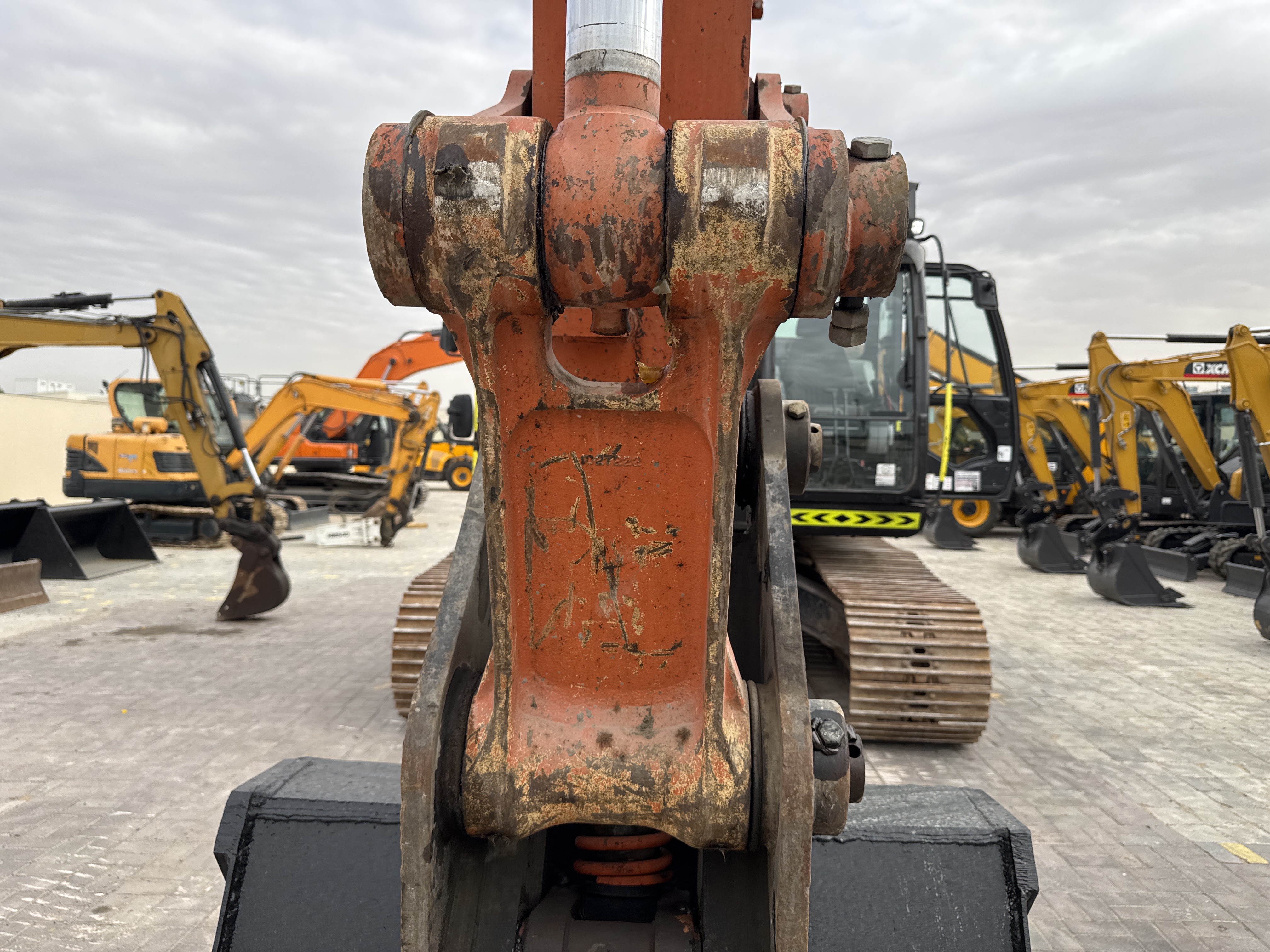 MDX-018-Hitachi-ZX225USRLC-6-Medium-excavators-inspection-Chassis-H-link-1