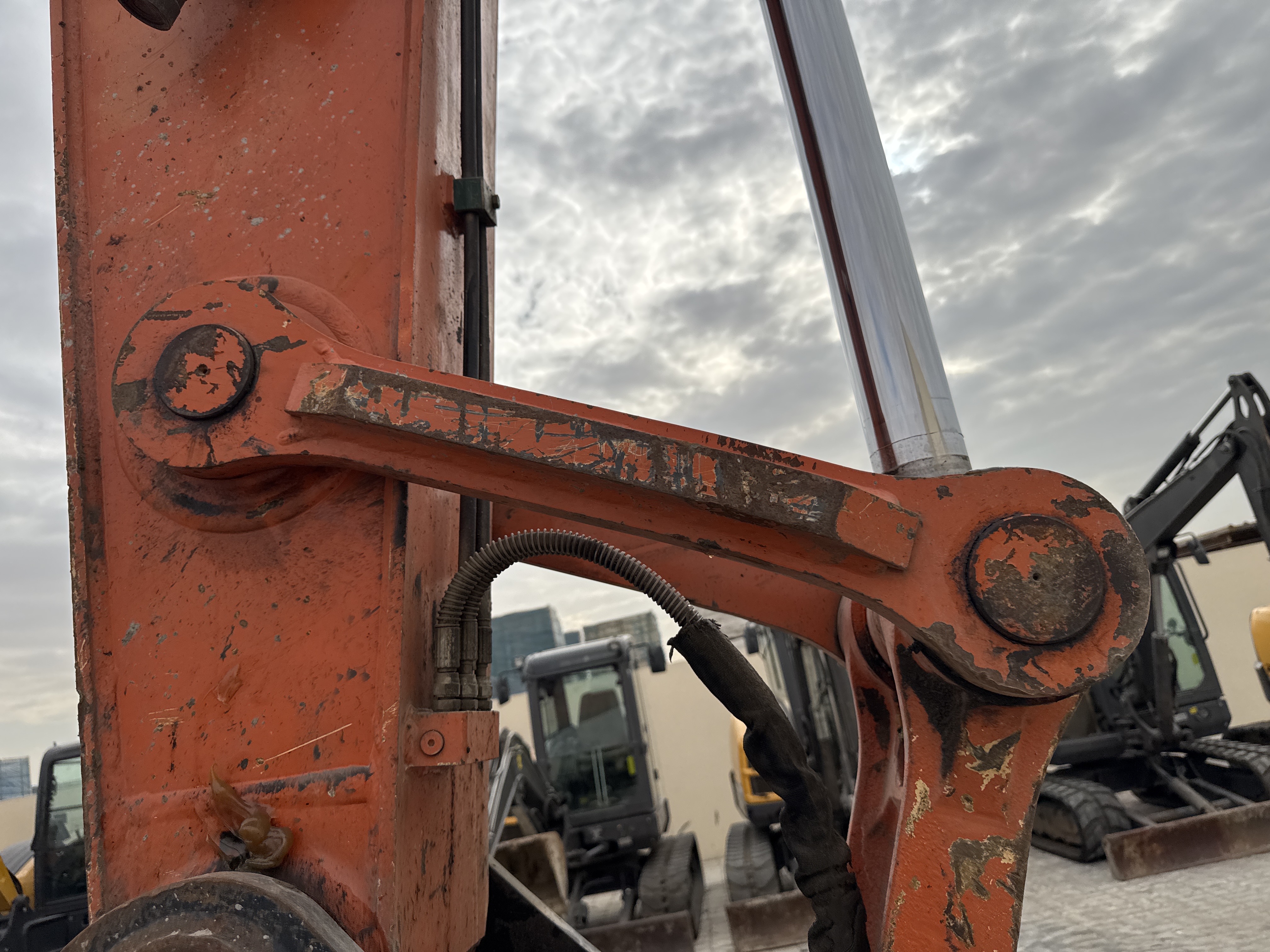 MDX-018-Hitachi-ZX225USRLC-6-Medium-excavators-inspection-Chassis-Dog-bone-arms-1