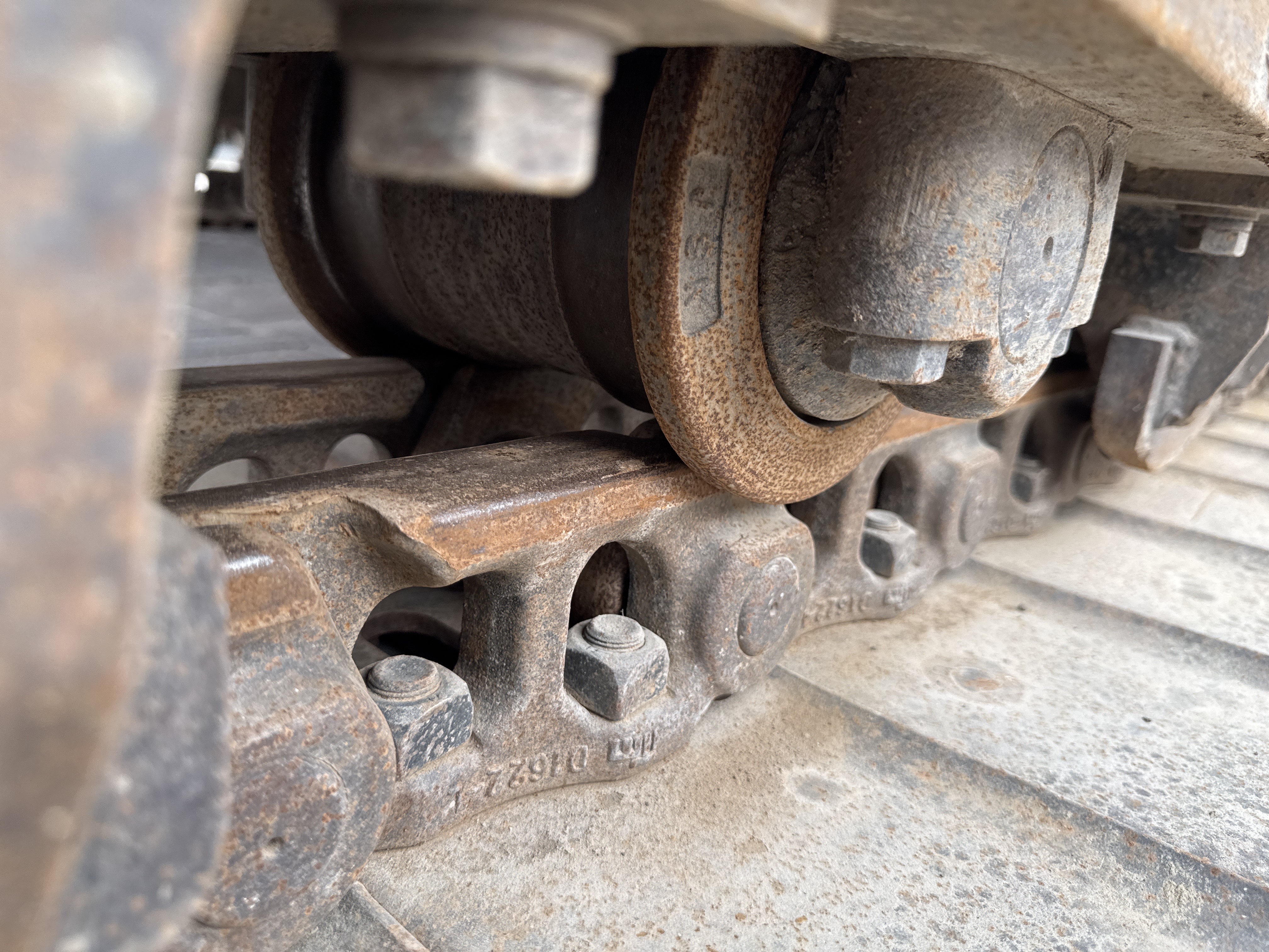 MDX-018-Hitachi-ZX225USRLC-6-Medium-excavators-inspection-Undercarriage-Left-track-rollers-1