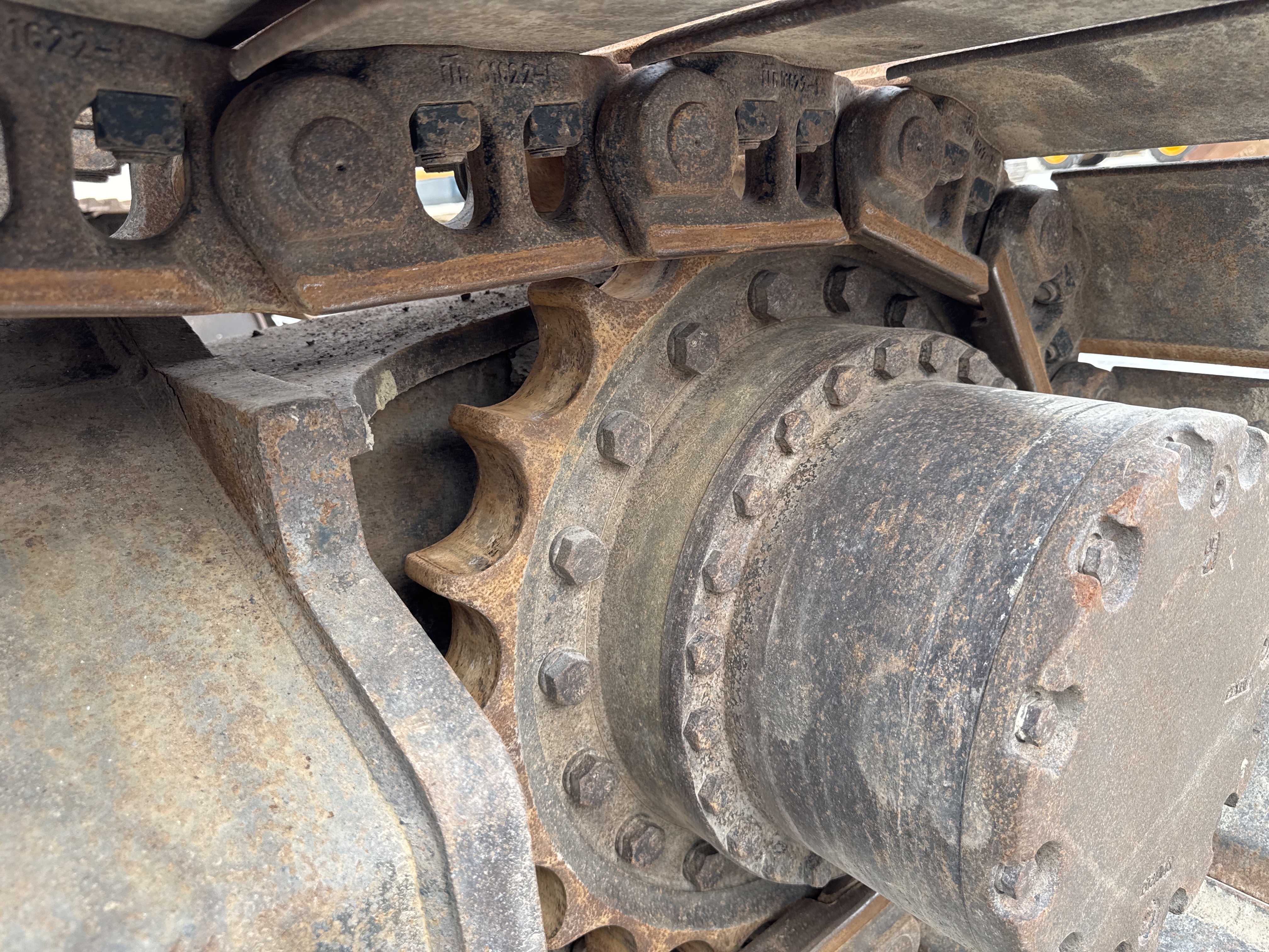 MDX-018-Hitachi-ZX225USRLC-6-Medium-excavators-inspection-Undercarriage-Left-sprocket-1