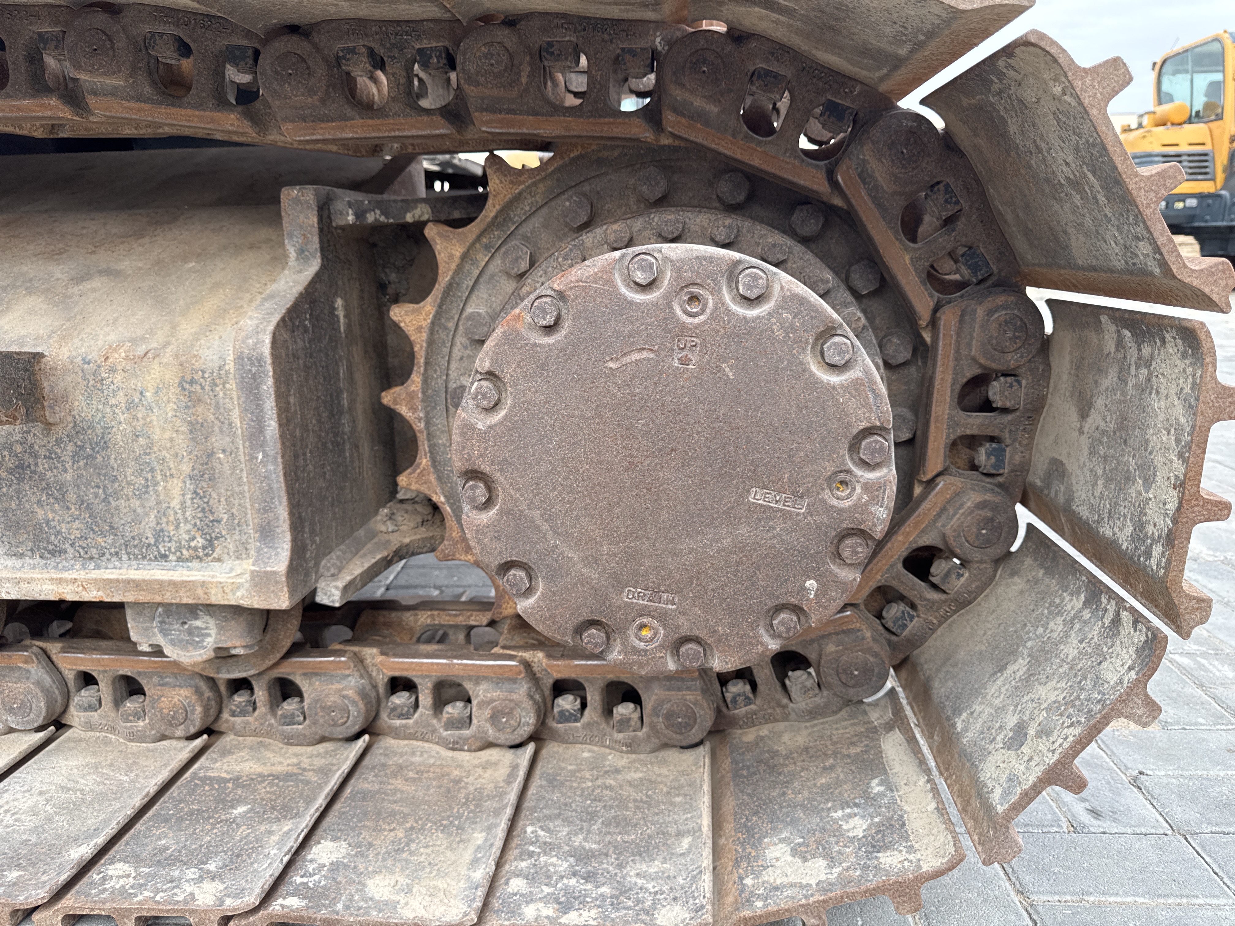 MDX-018-Hitachi-ZX225USRLC-6-Medium-excavators-inspection-Undercarriage-Left-sprocket-1
