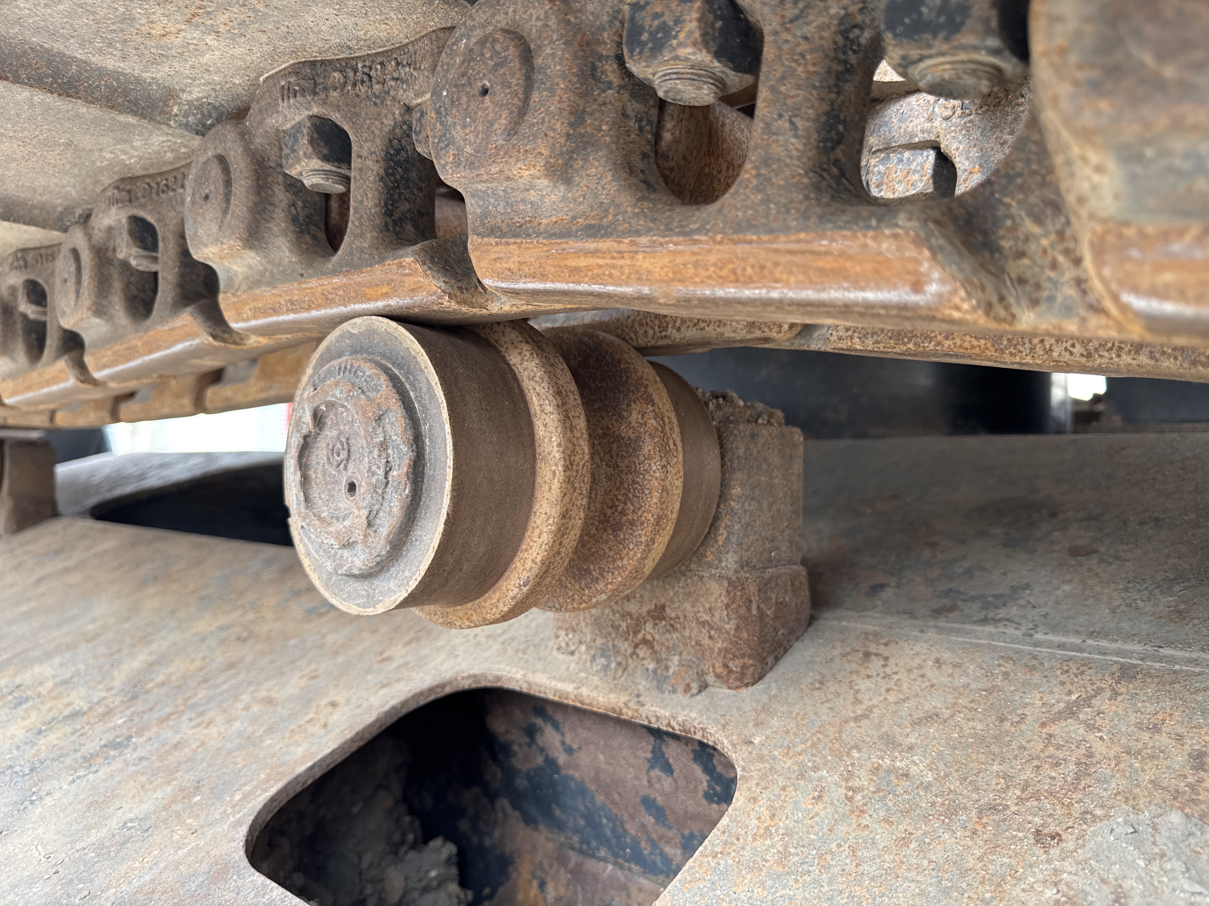 MDX-018-Hitachi-ZX225USRLC-6-Medium-excavators-inspection-Undercarriage-Left-carrier-rollers-1