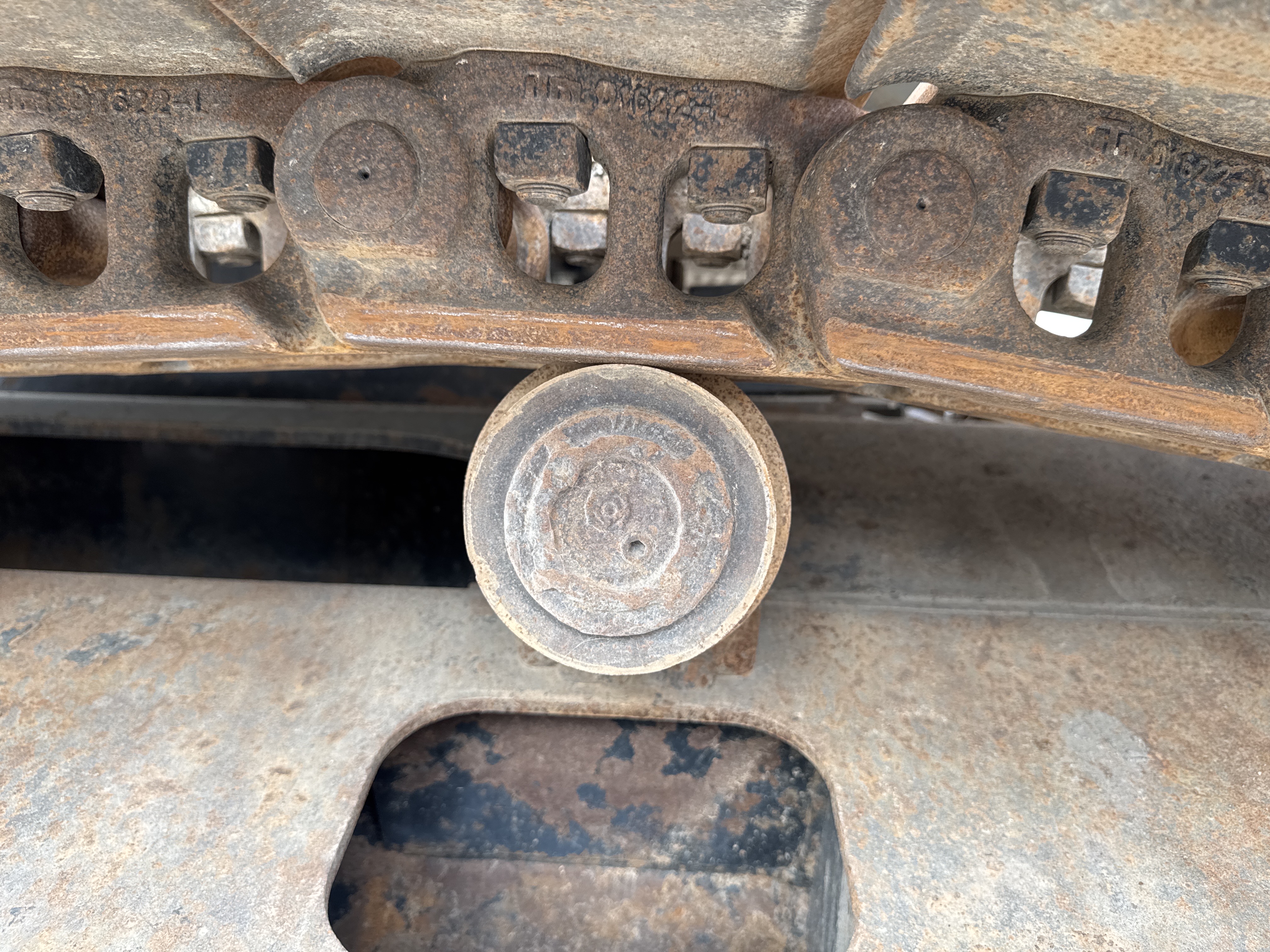 MDX-018-Hitachi-ZX225USRLC-6-Medium-excavators-inspection-Undercarriage-Left-carrier-rollers-1